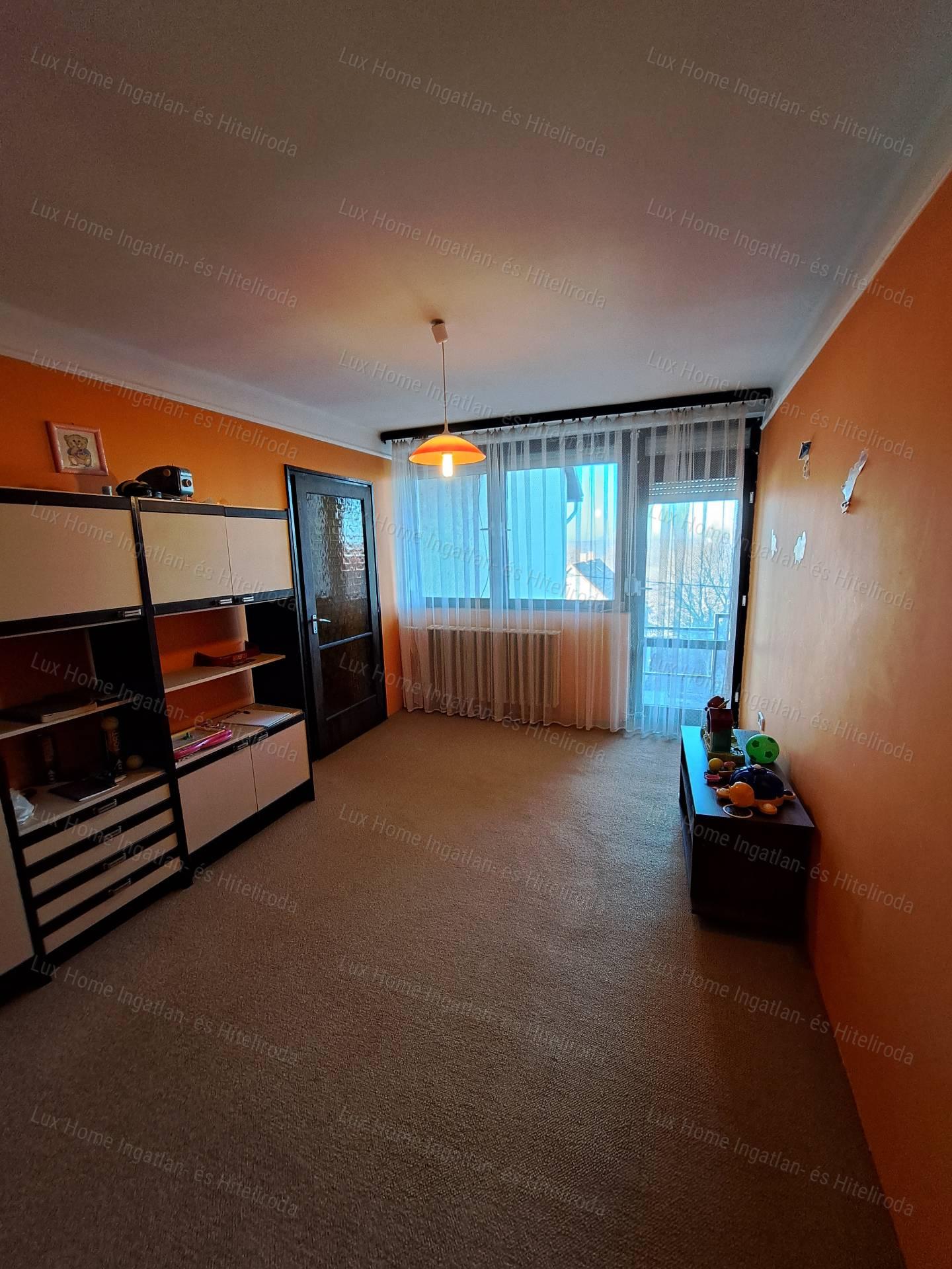 Eladó Oroszlány Borbála részen egy 3 szintes 5 szobás 163nm-es sorház