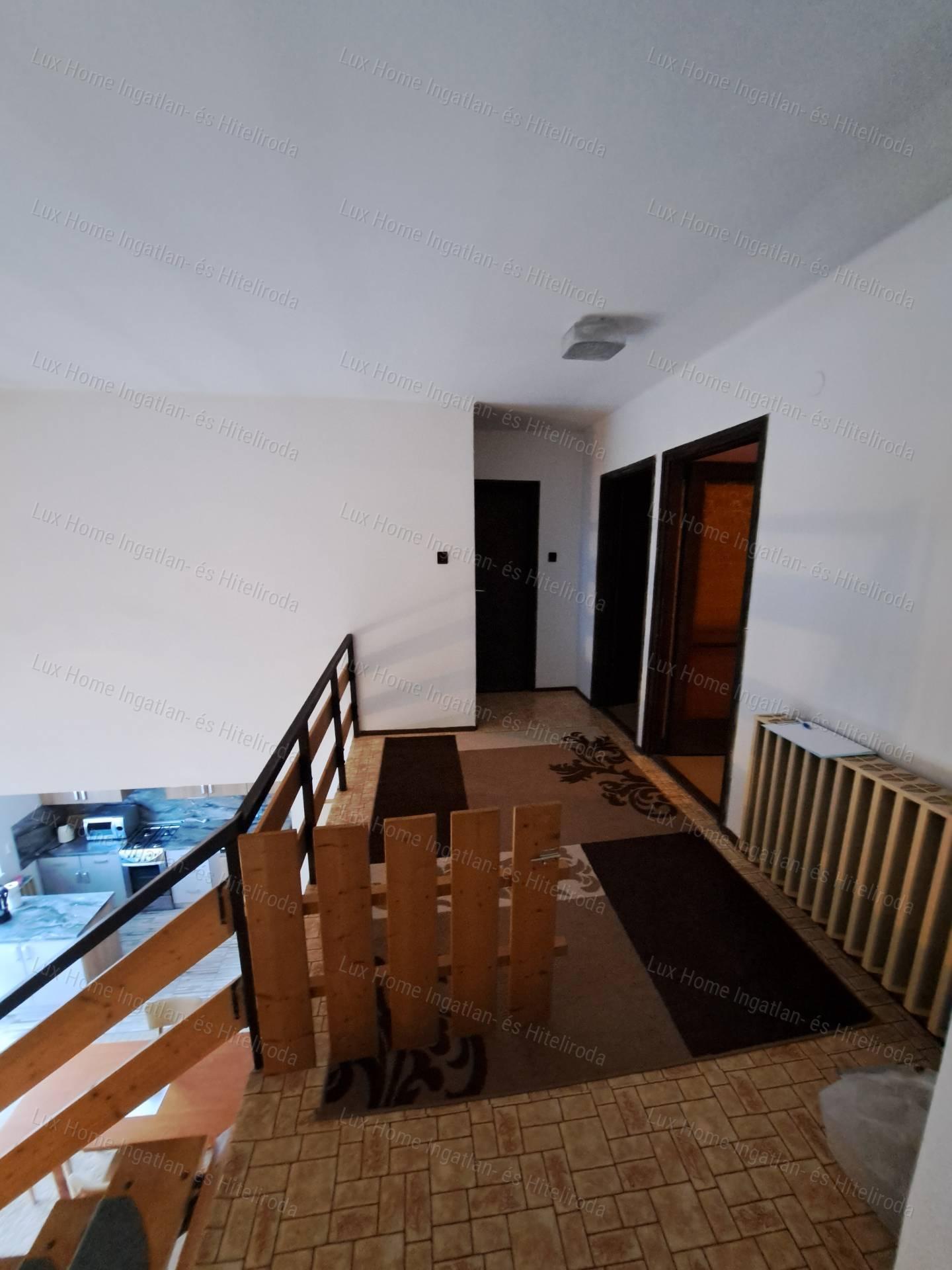 Eladó Oroszlány Borbála részen egy 3 szintes 5 szobás 163nm-es sorház