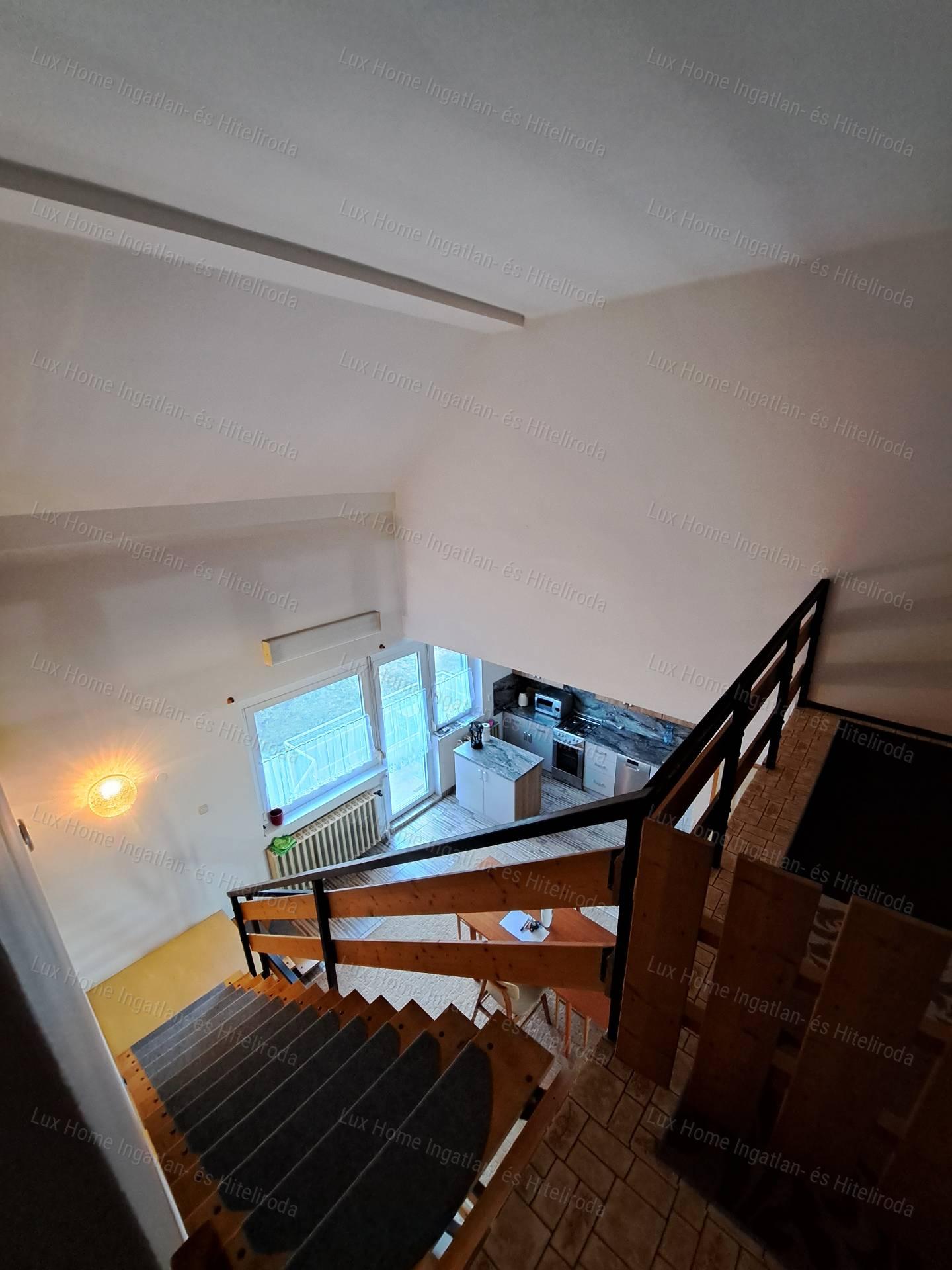 Eladó Oroszlány Borbála részen egy 3 szintes 5 szobás 163nm-es sorház