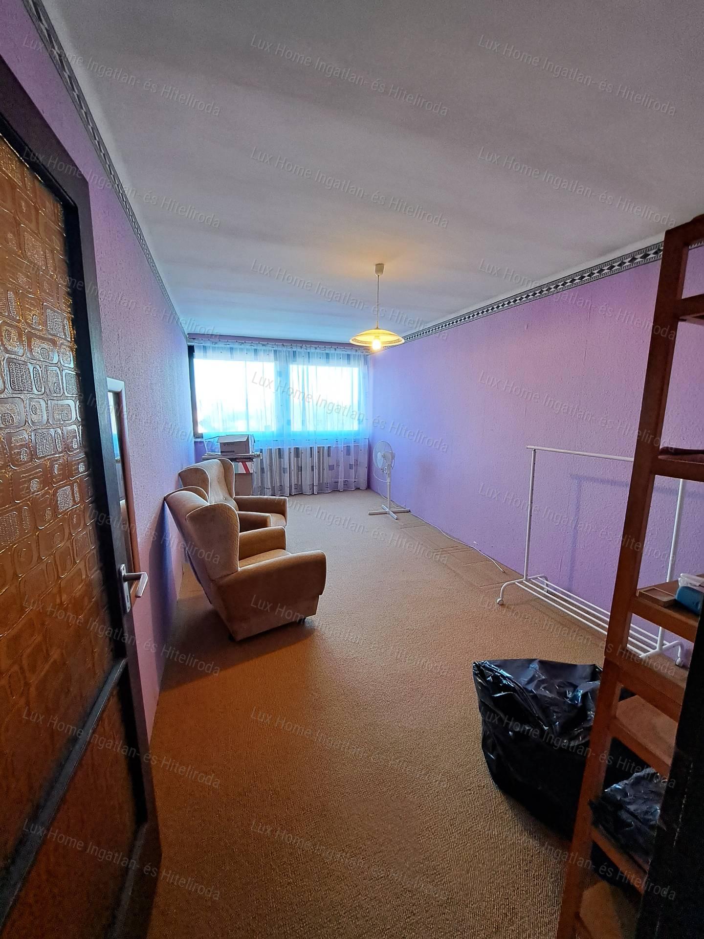 Eladó Oroszlány Borbála részen egy 3 szintes 5 szobás 163nm-es sorház