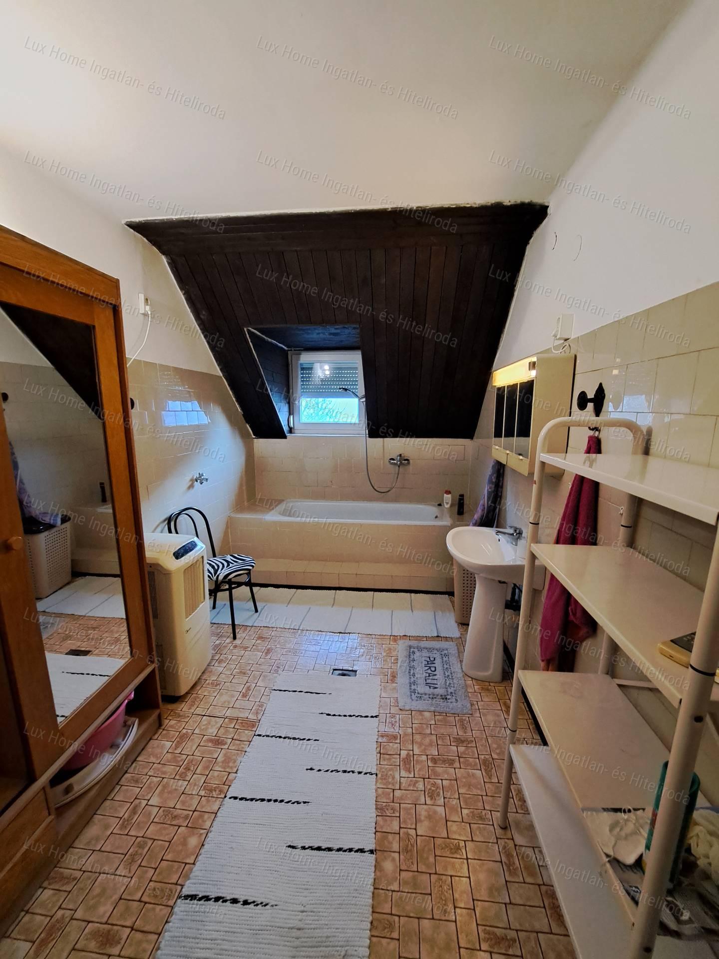 Eladó Oroszlány Borbála részen egy 3 szintes 5 szobás 163nm-es sorház