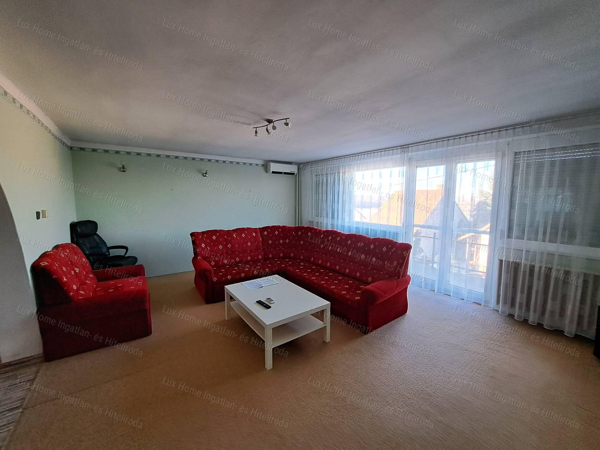 Eladó Oroszlány Borbála részen egy 3 szintes 5 szobás 163nm-es sorház