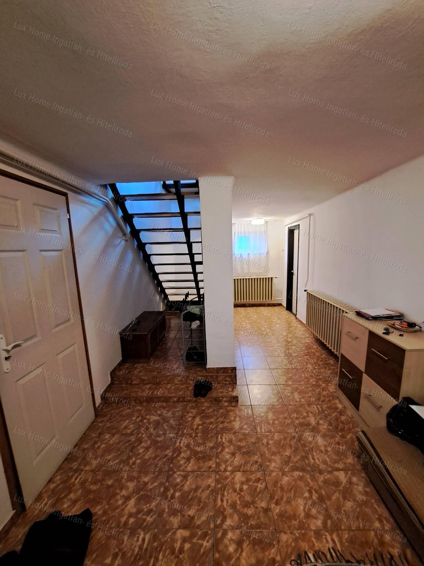 Eladó Oroszlány Borbála részen egy 3 szintes 5 szobás 163nm-es sorház
