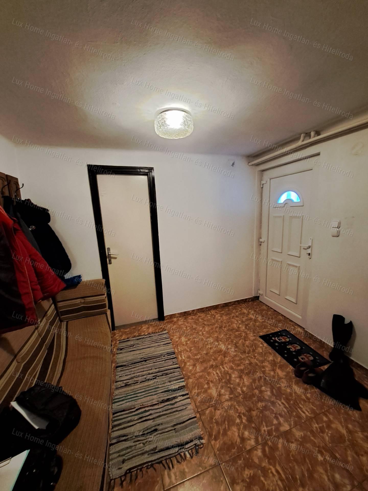 Eladó Oroszlány Borbála részen egy 3 szintes 5 szobás 163nm-es sorház