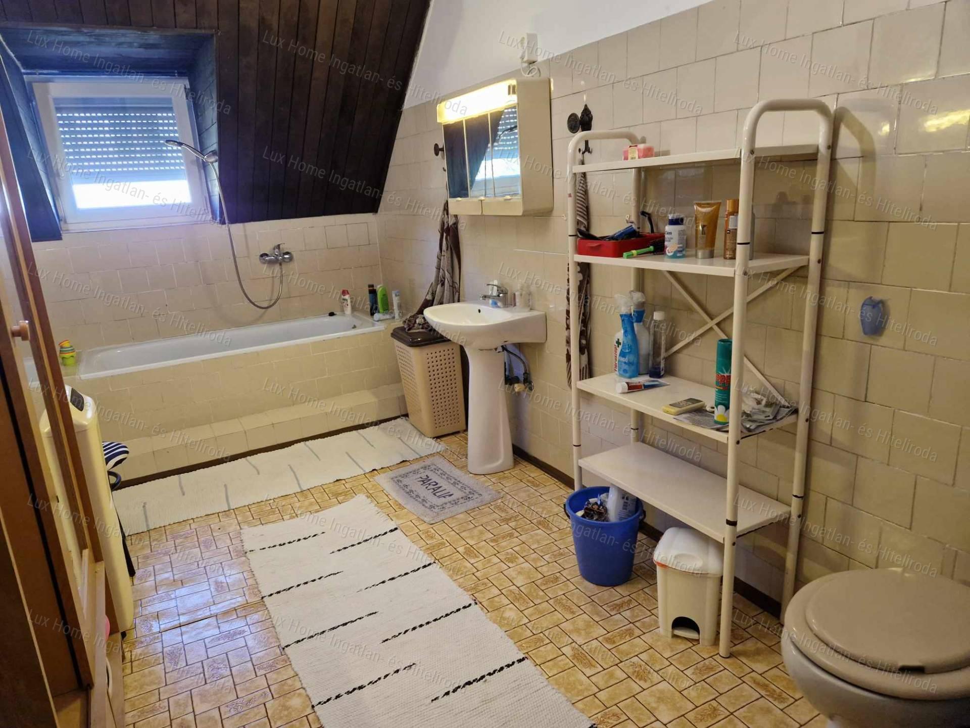Eladó Oroszlány Borbála részen egy 3 szintes 5 szobás 163nm-es sorház
