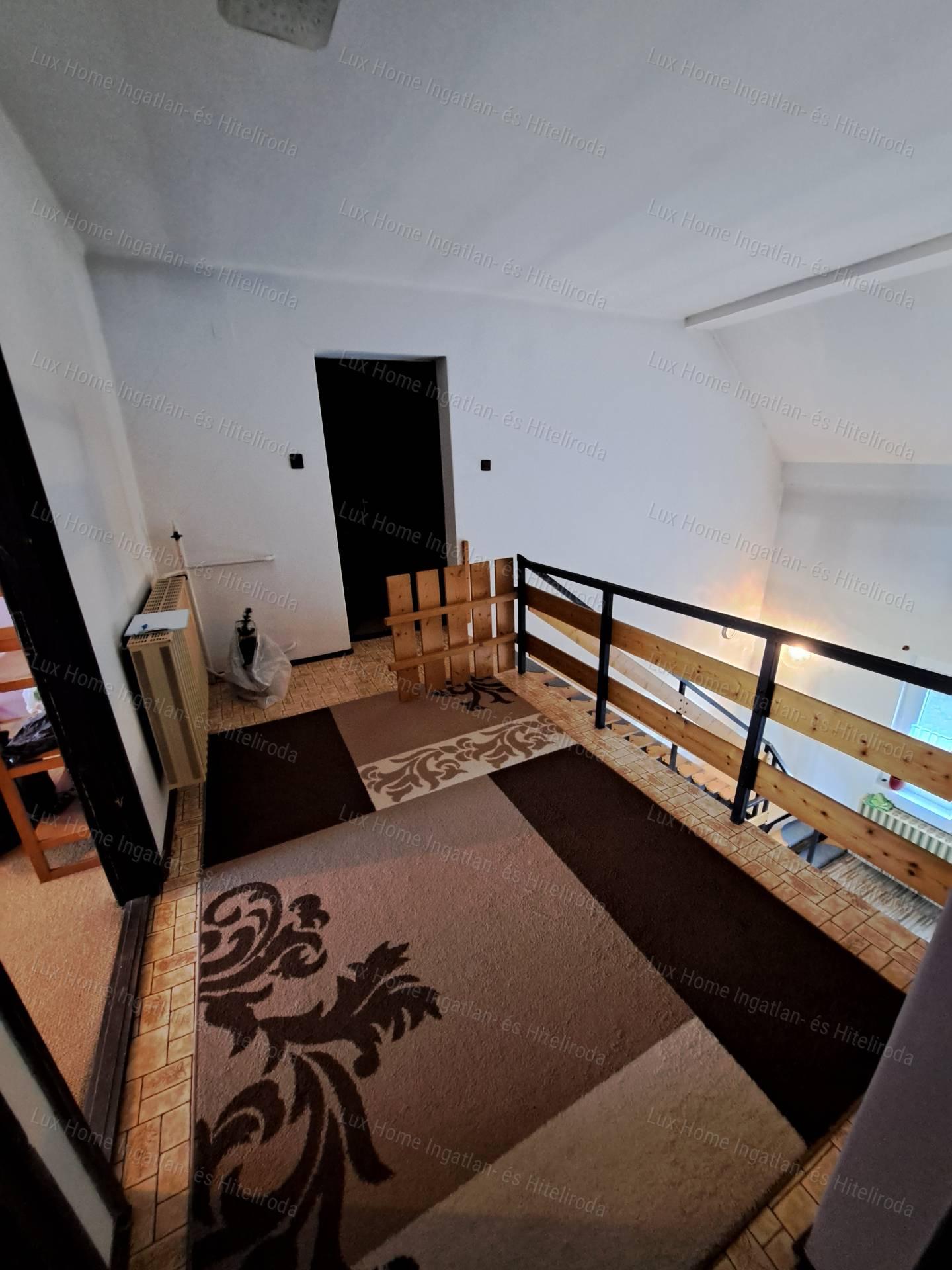 Eladó Oroszlány Borbála részen egy 3 szintes 5 szobás 163nm-es sorház