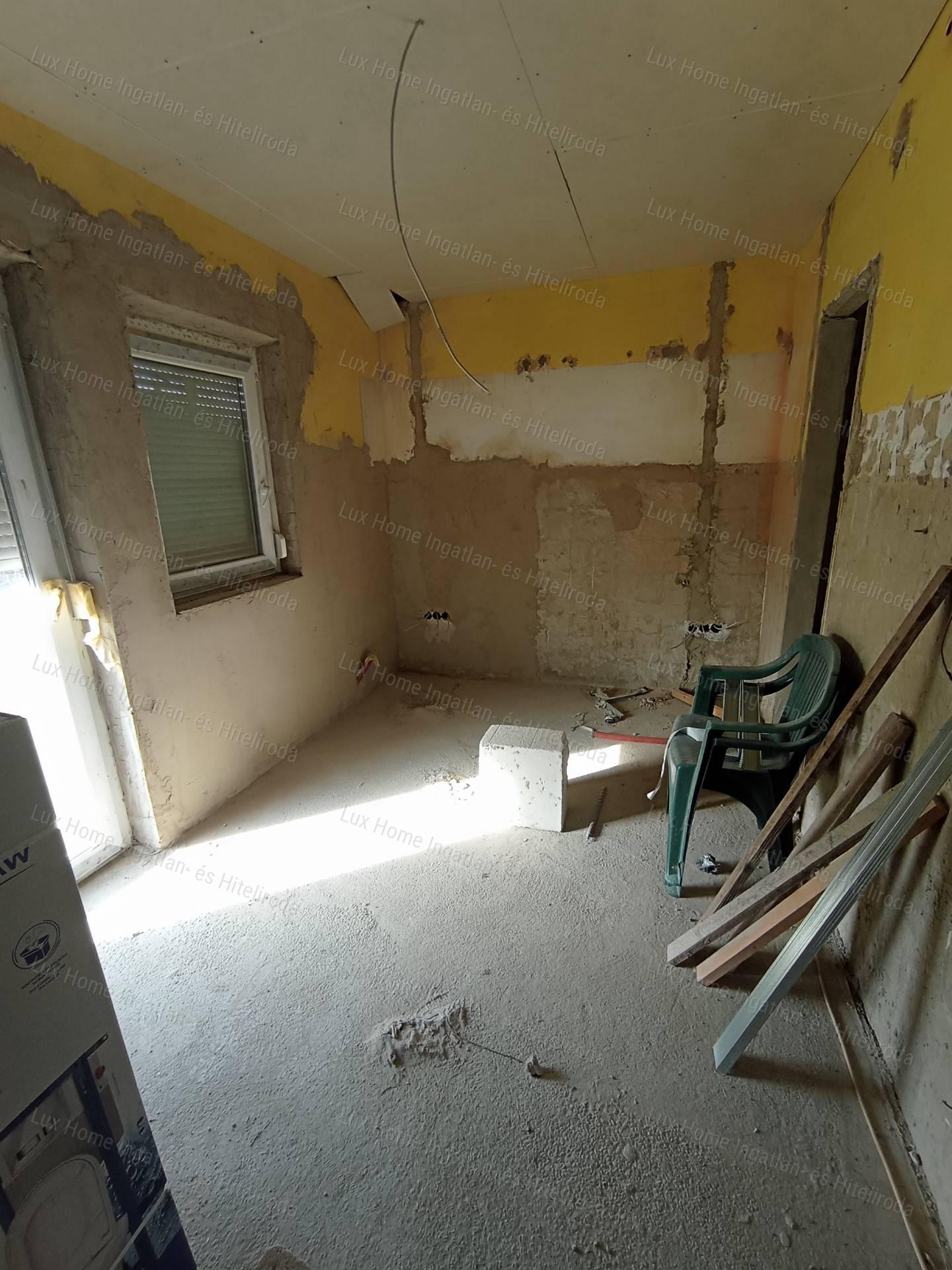 Szomód csendes zsákutcájában felújított és bővített családi ház eladó