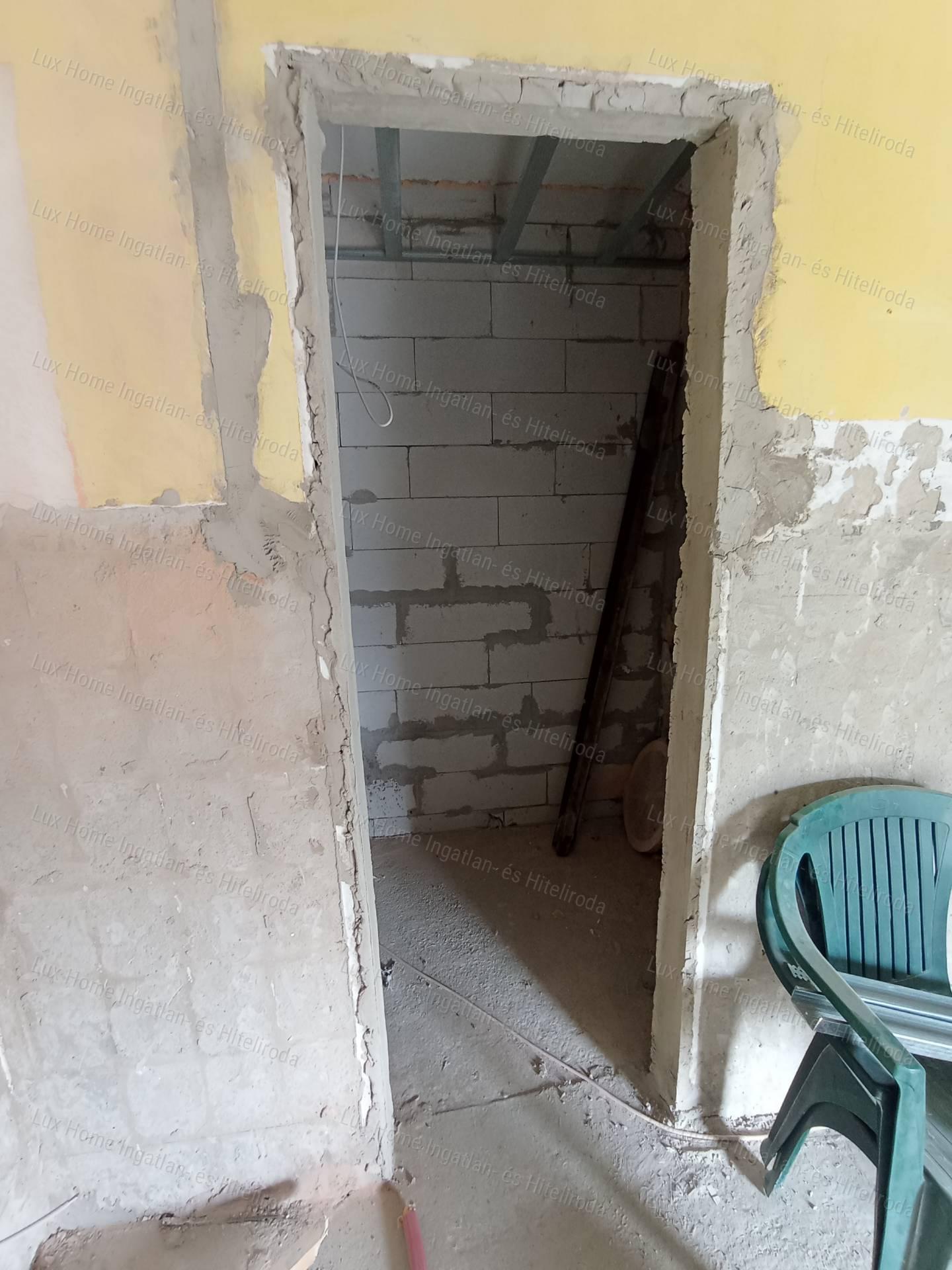 Szomód csendes zsákutcájában felújított és bővített családi ház eladó