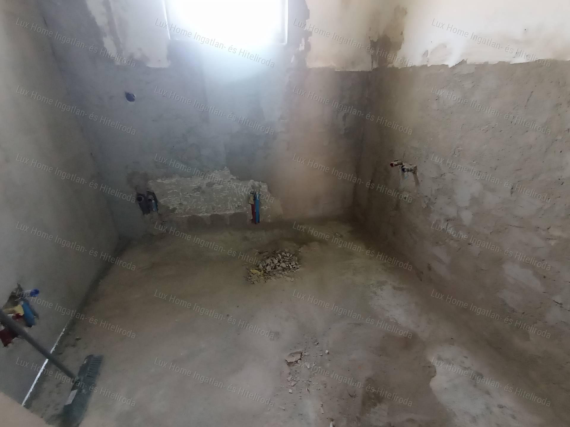Szomód csendes zsákutcájában felújított és bővített családi ház eladó
