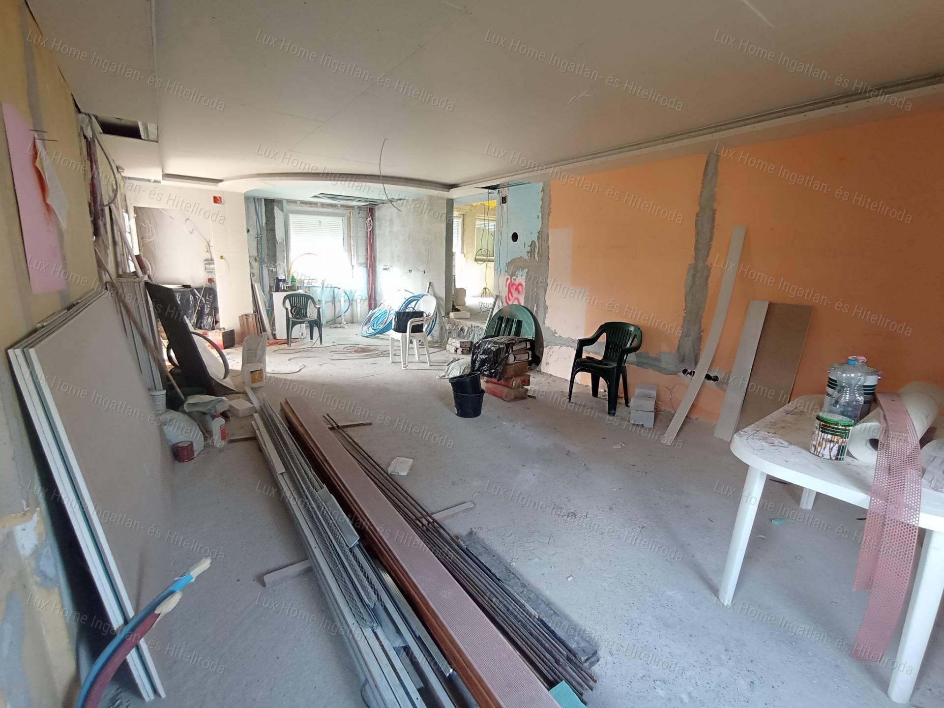 Szomód csendes zsákutcájában felújított és bővített családi ház eladó
