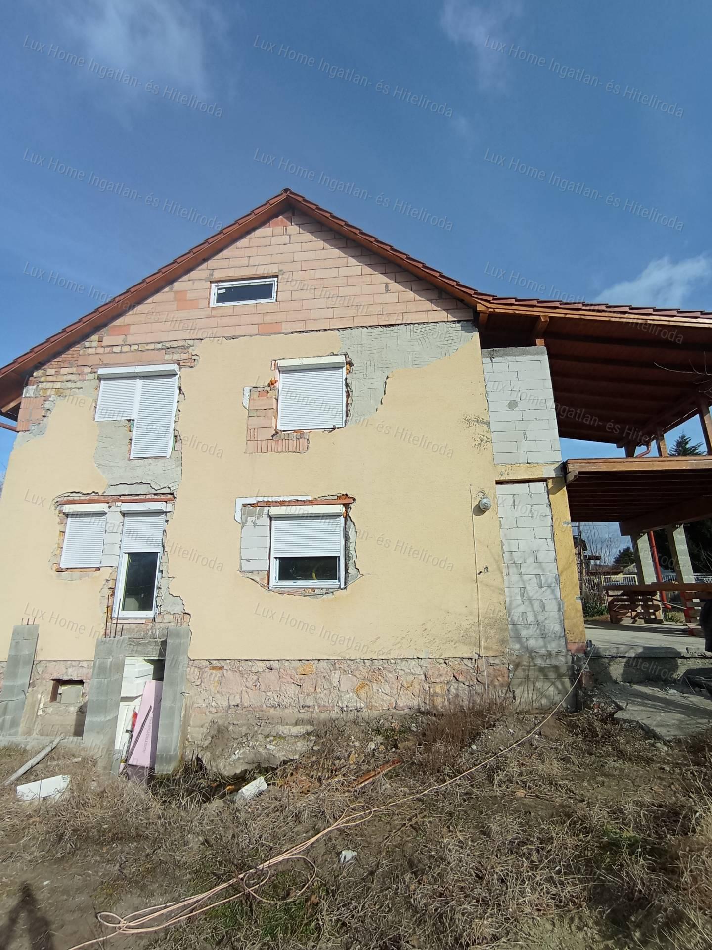 Szomód csendes zsákutcájában felújított és bővített családi ház eladó