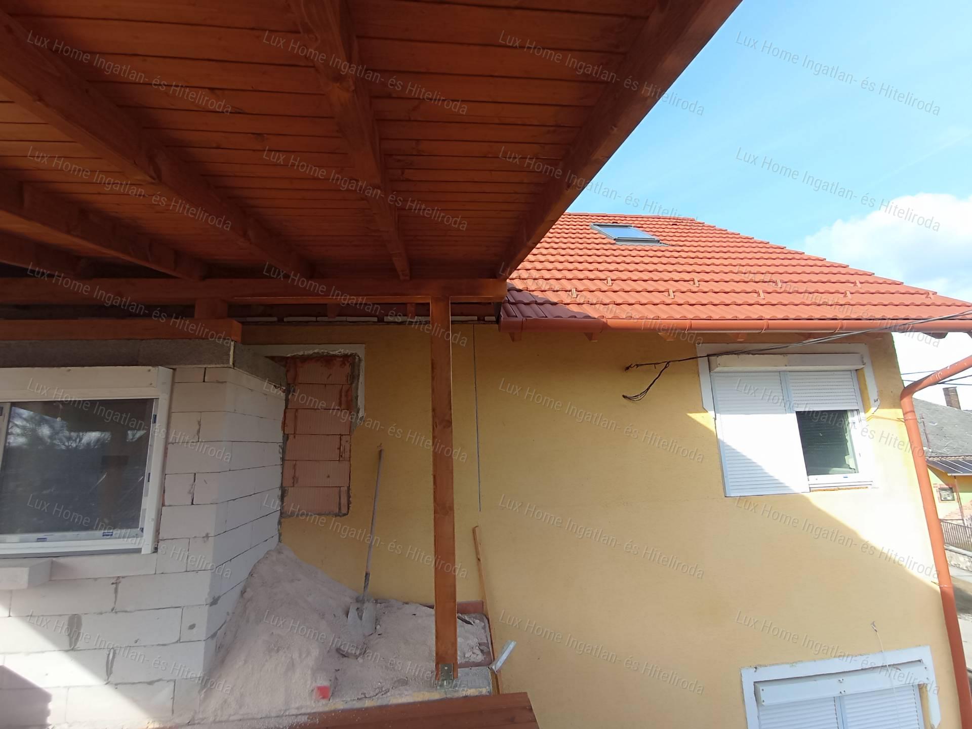 Szomód csendes zsákutcájában felújított és bővített családi ház eladó