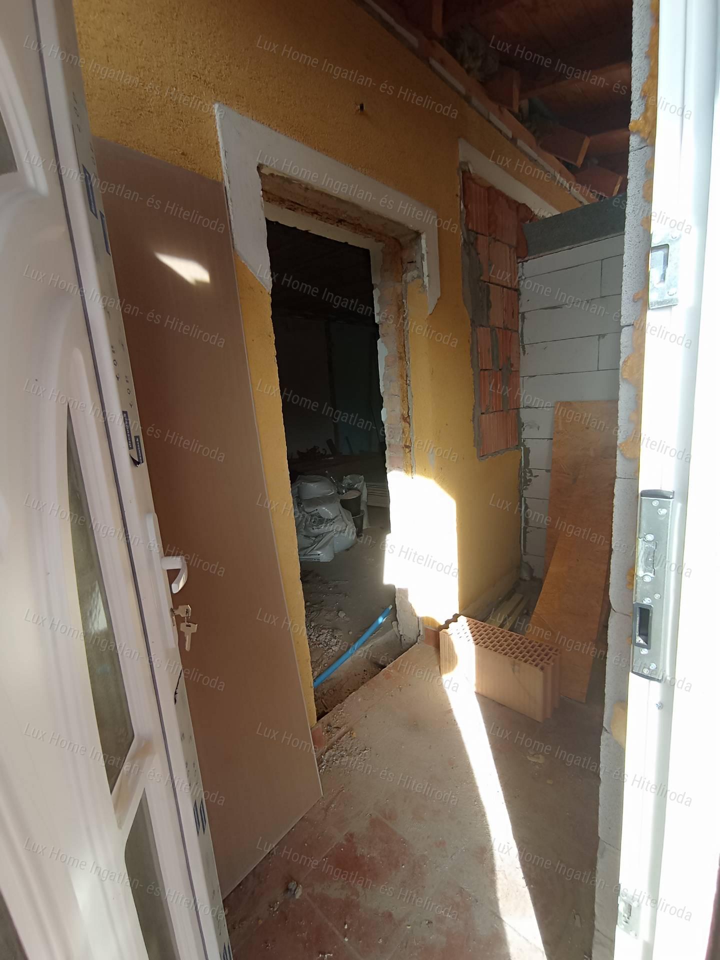 Szomód csendes zsákutcájában felújított és bővített családi ház eladó