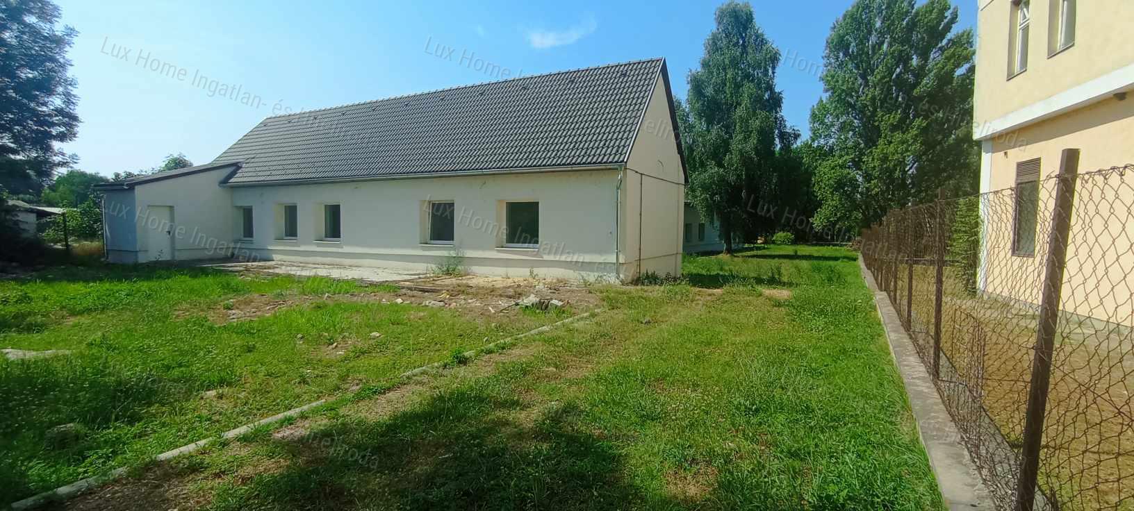 Kömlőd község határában közösségi szállás eladó