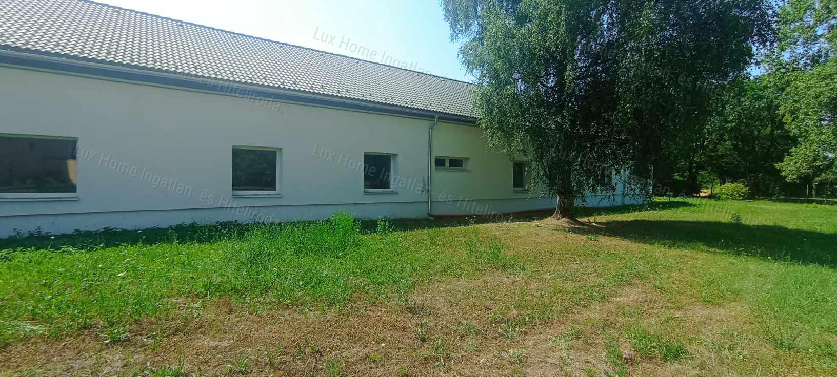 Kömlőd község határában közösségi szállás eladó