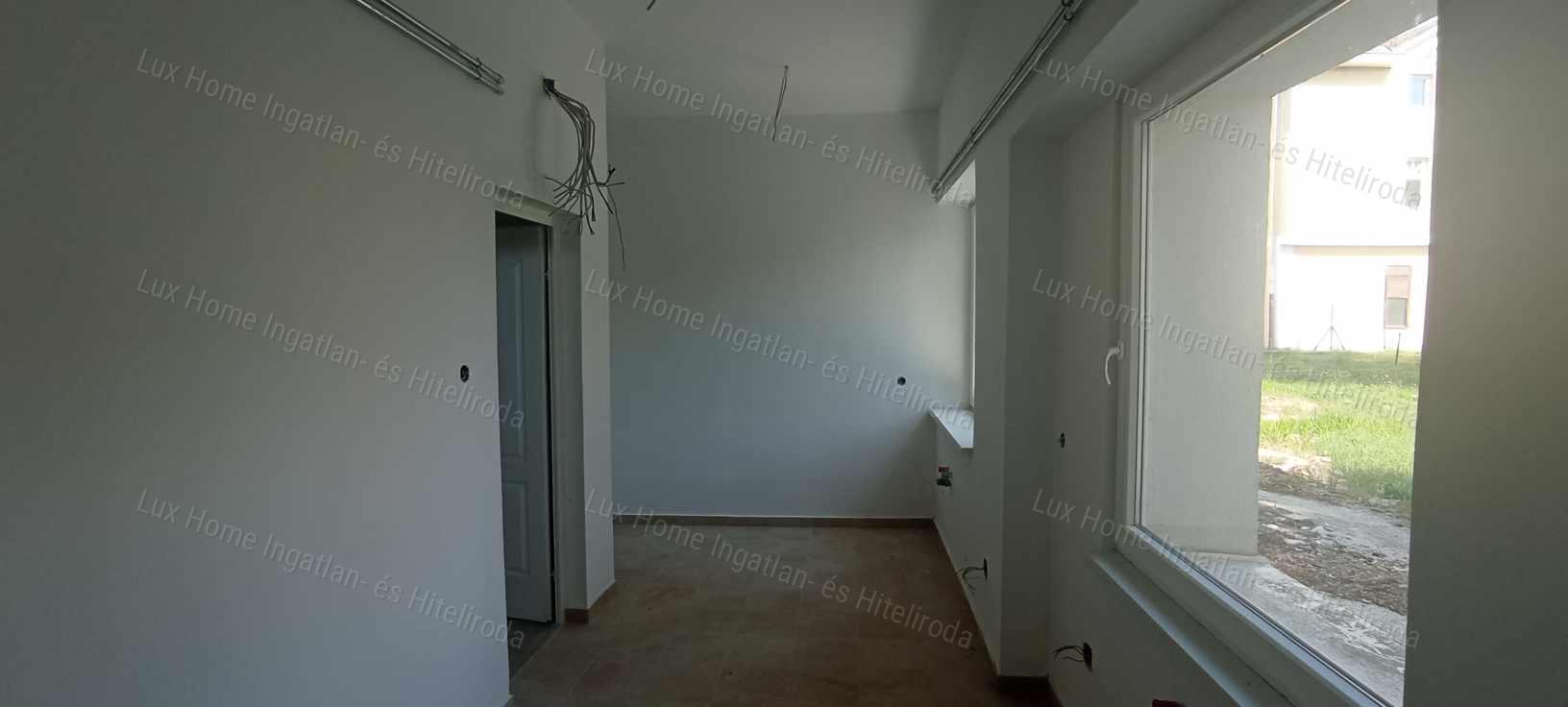 Kömlőd község határában közösségi szállás eladó