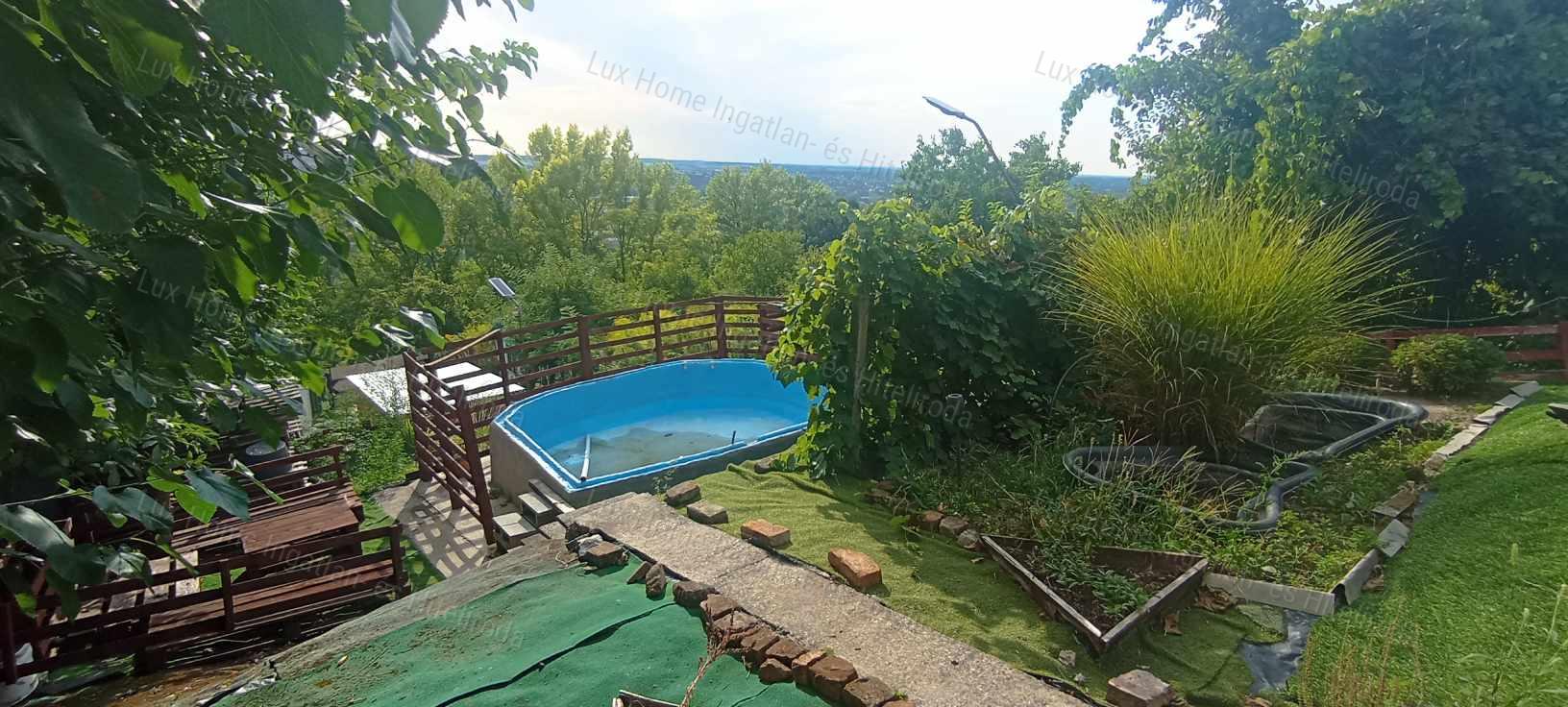 Eladó pazar panorámás 684nm zártkert, 73 nm-es, téliesített házikóval!