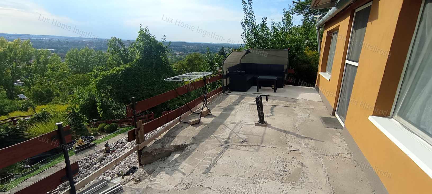 Eladó pazar panorámás 684nm zártkert, 73 nm-es, téliesített házikóval!