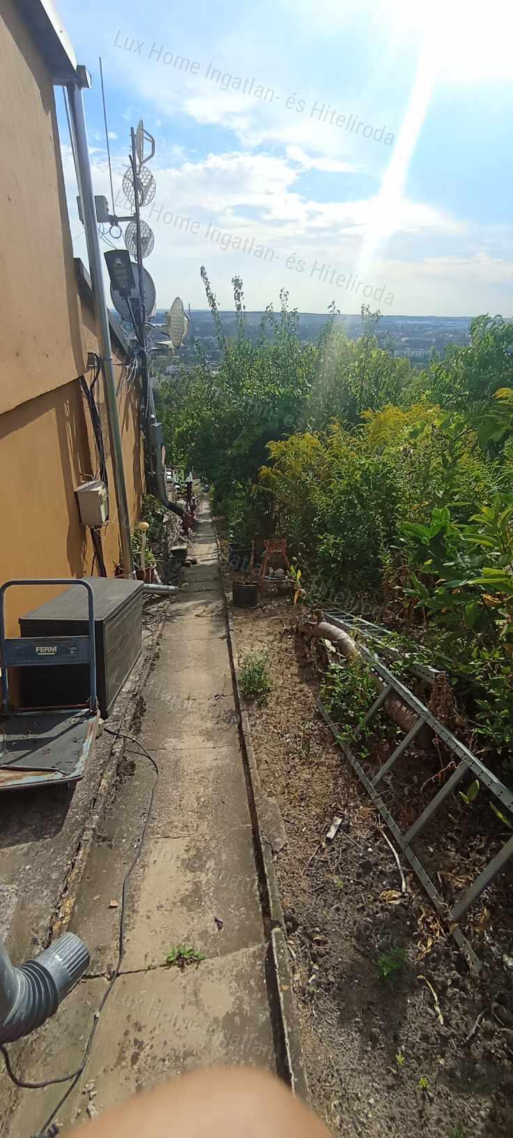 Eladó pazar panorámás 684nm zártkert, 73 nm-es, téliesített házikóval!