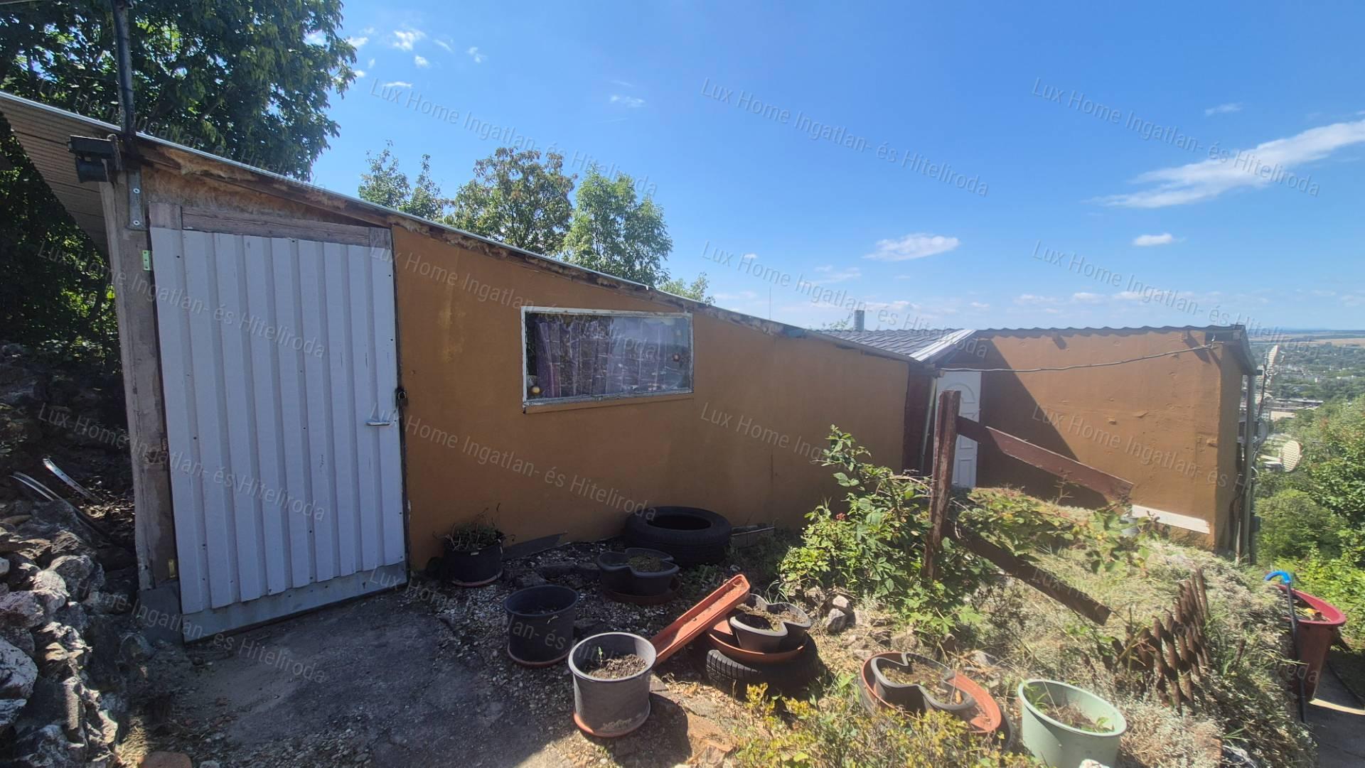 Eladó pazar panorámás 684nm zártkert, 73 nm-es, téliesített házikóval!