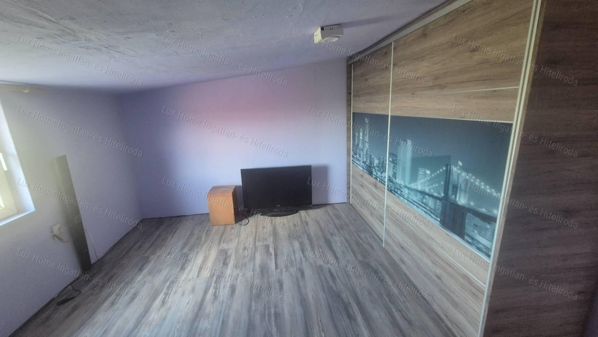 Eladó pazar panorámás 684nm zártkert, 73 nm-es, téliesített házikóval!