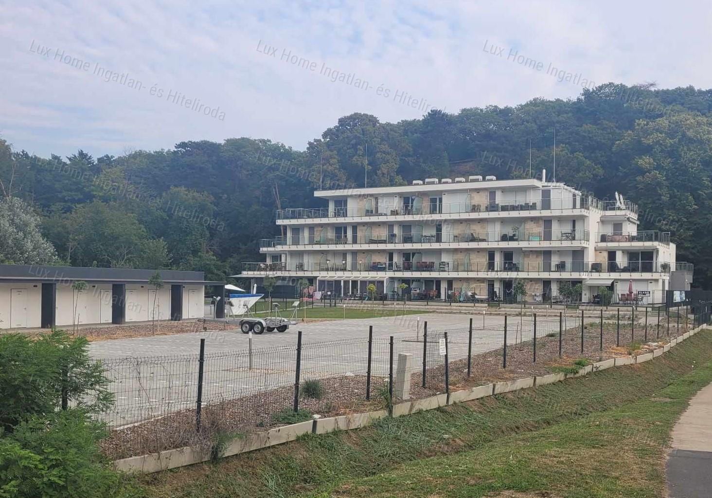 Balatonföldváron az ÚJ KIKÖTŐNÉL 23db PARKOLÓHELY ELADÓ