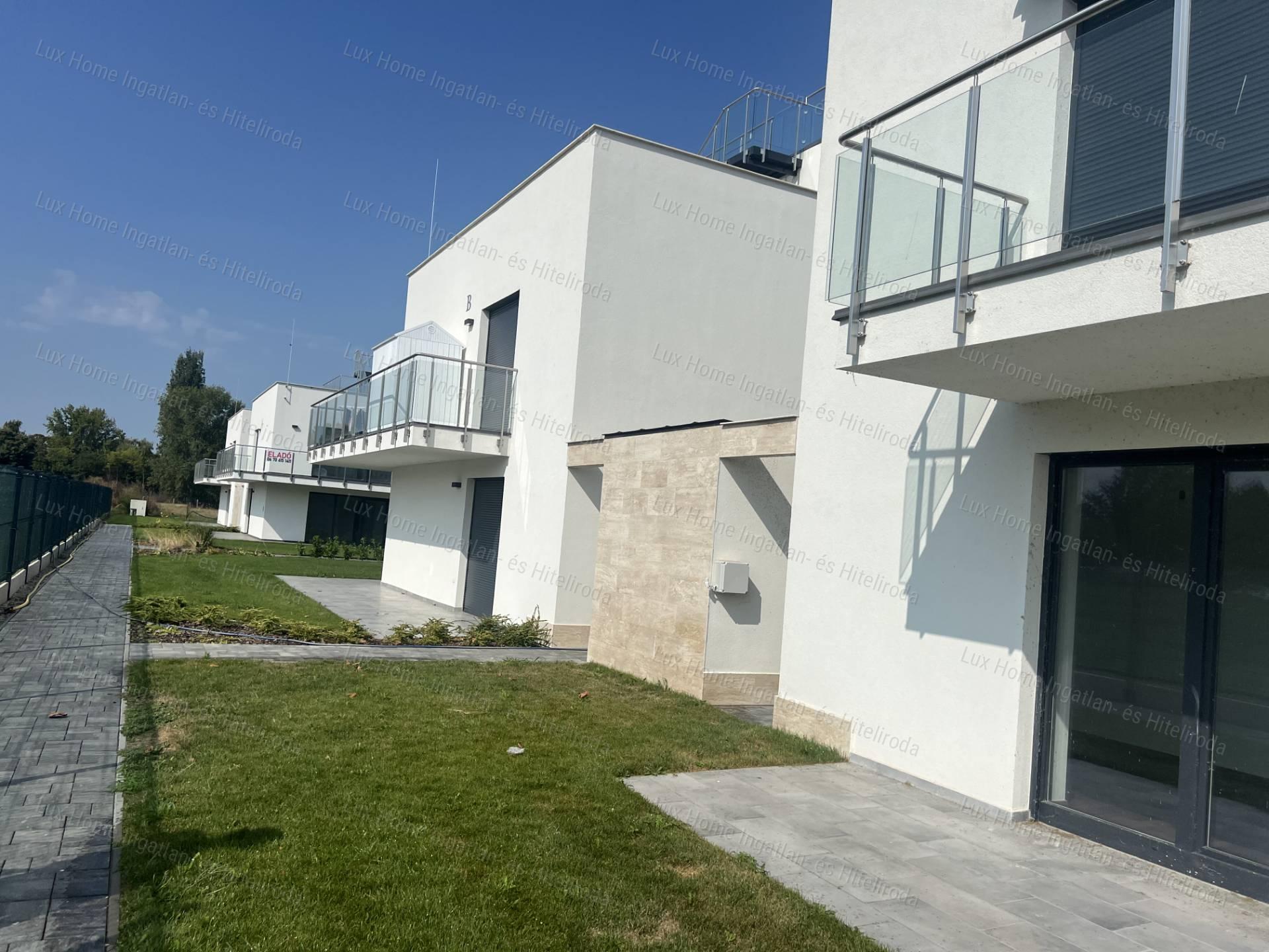 Siófokon KÖZVETLEN VÍZPARTI, LUXUS LAKÁS ELADÓ - AZONNAL KÖLTÖZHETŐ
