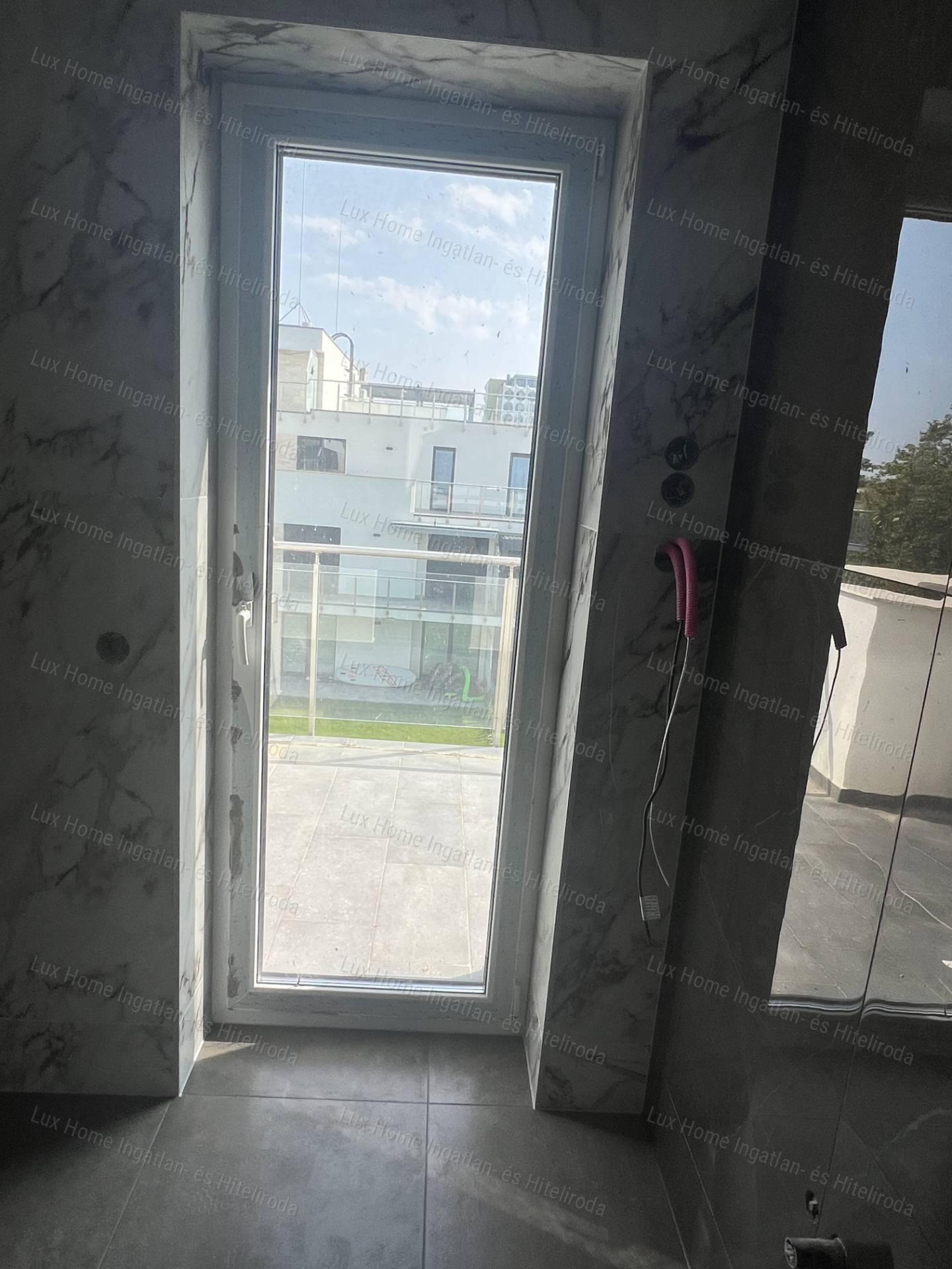 Siófokon KÖZVETLEN VÍZPARTI, LUXUS LAKÁS ELADÓ - AZONNAL KÖLTÖZHETŐ