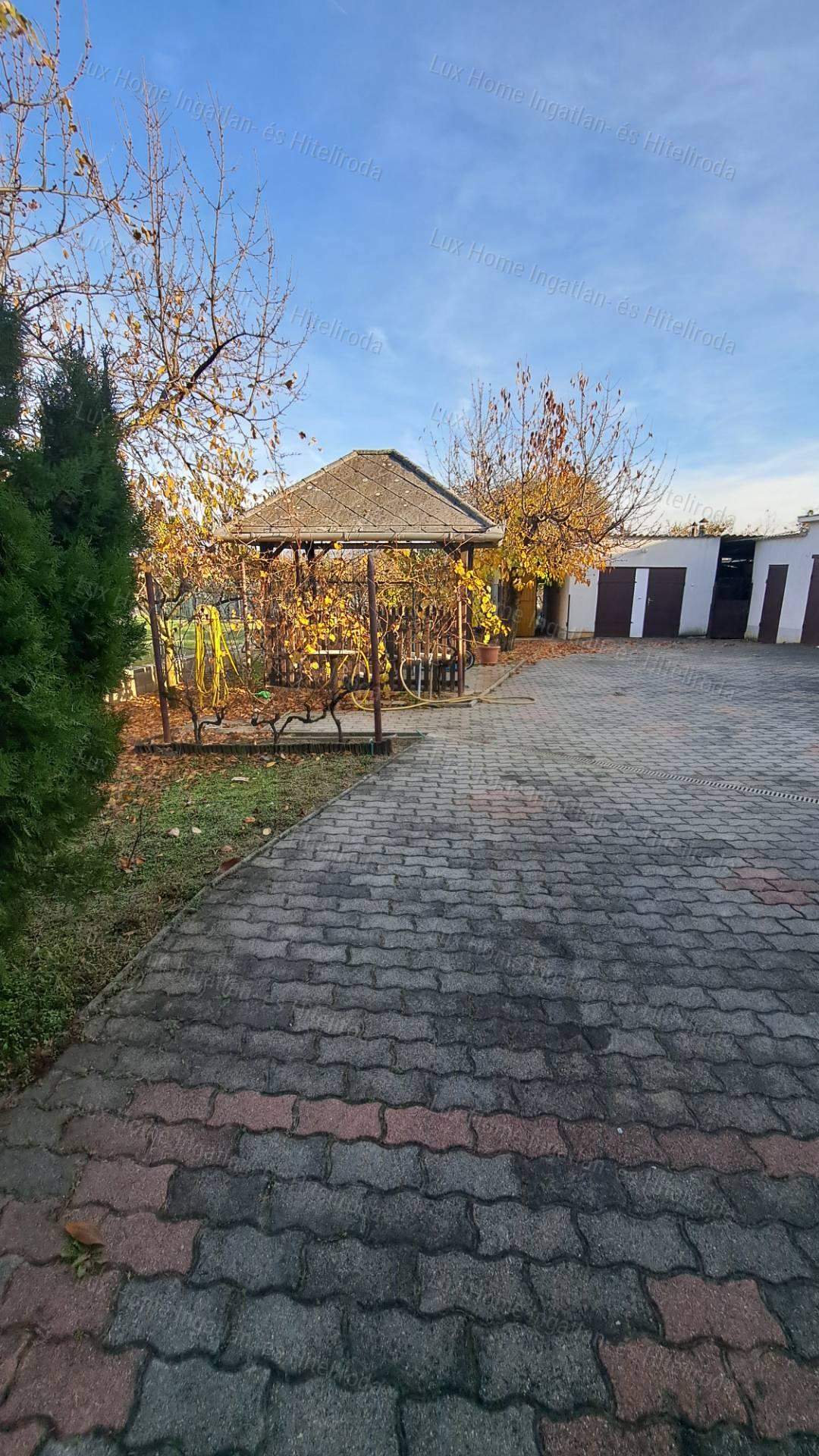 Eladó Oroszlányon 2 szoba +nappalis, kétszintes ház  872 m²-es telken