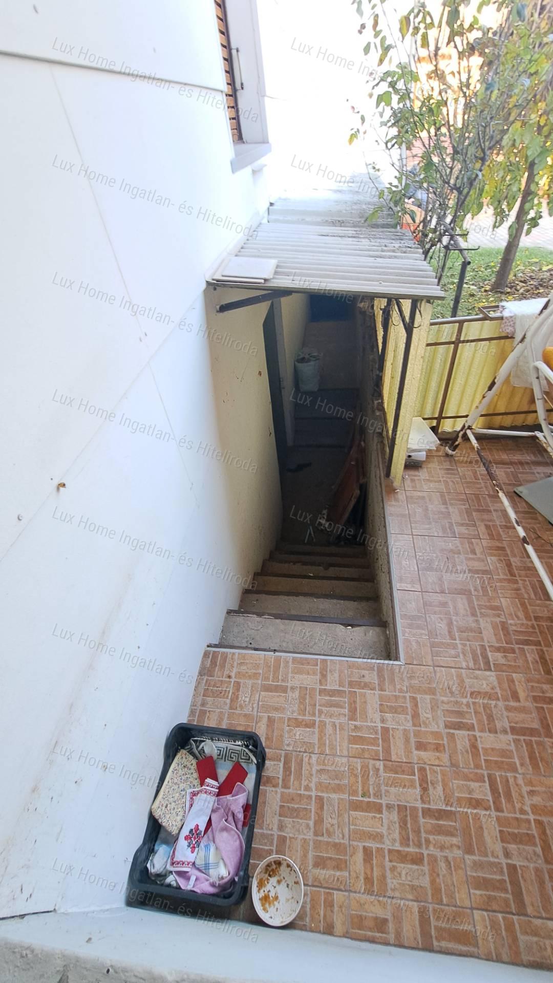Eladó Oroszlányon 2 szoba +nappalis, kétszintes ház  872 m²-es telken