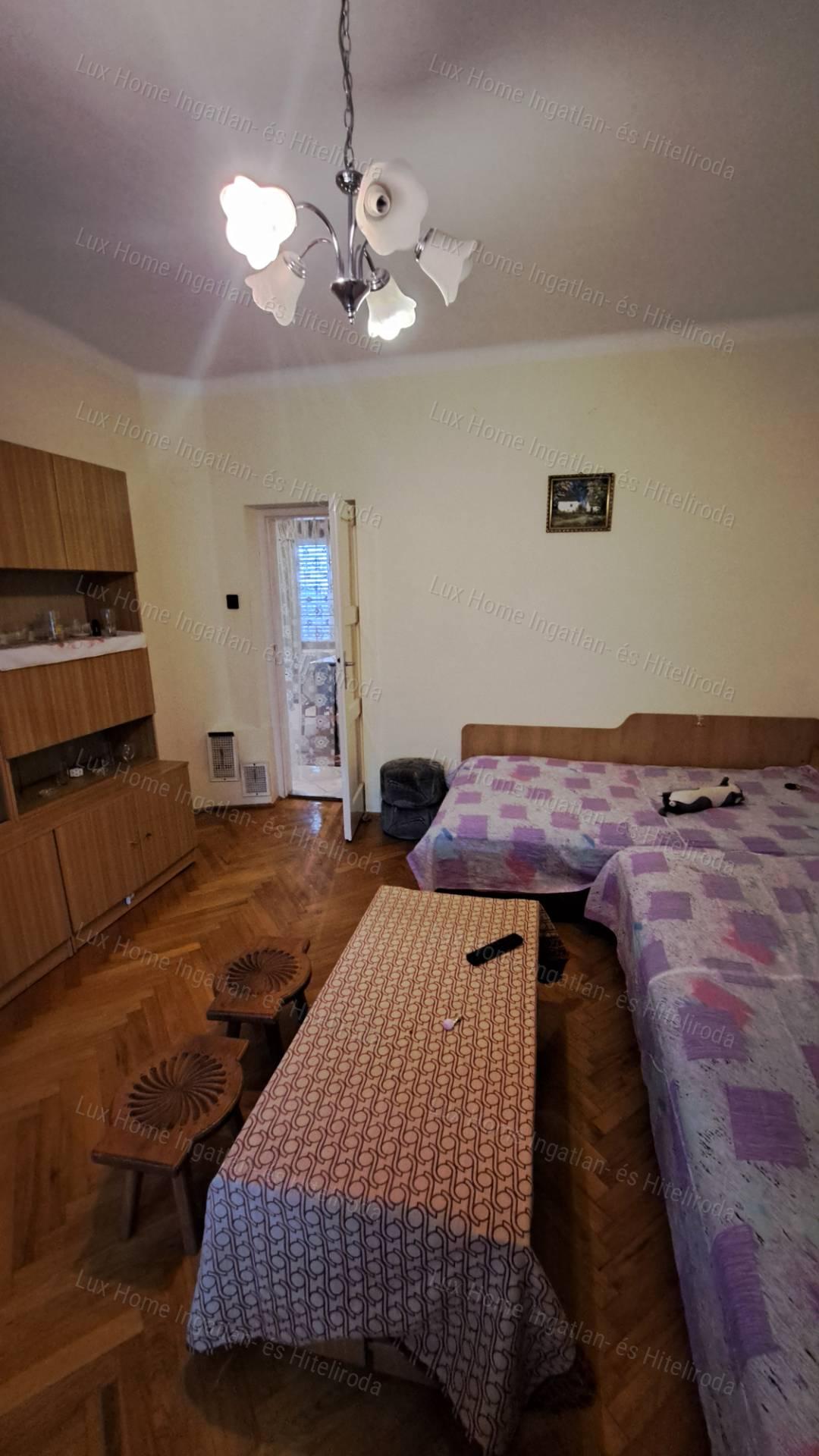 Eladó Oroszlányon 2 szoba +nappalis, kétszintes ház  872 m²-es telken