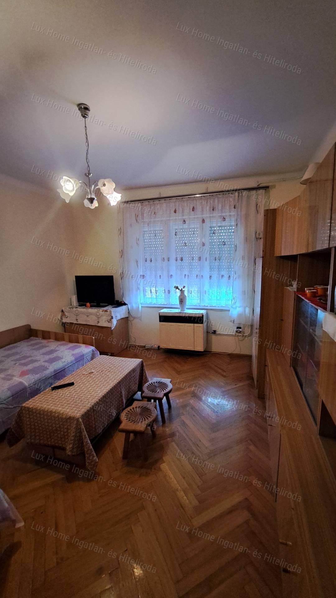 Eladó Oroszlányon 2 szoba +nappalis, kétszintes ház  872 m²-es telken