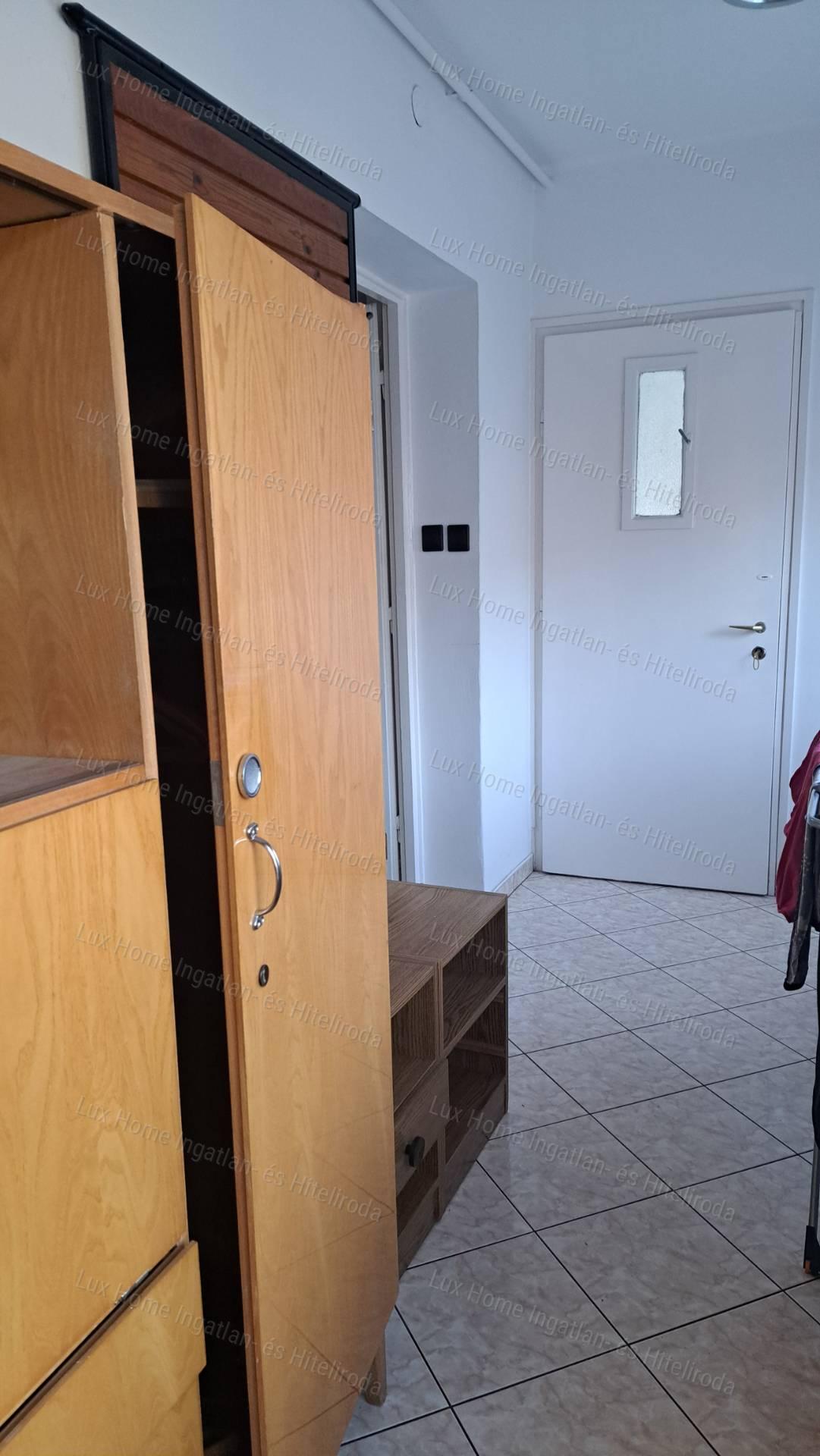 Eladó Oroszlányon 2 szoba +nappalis, kétszintes ház  872 m²-es telken