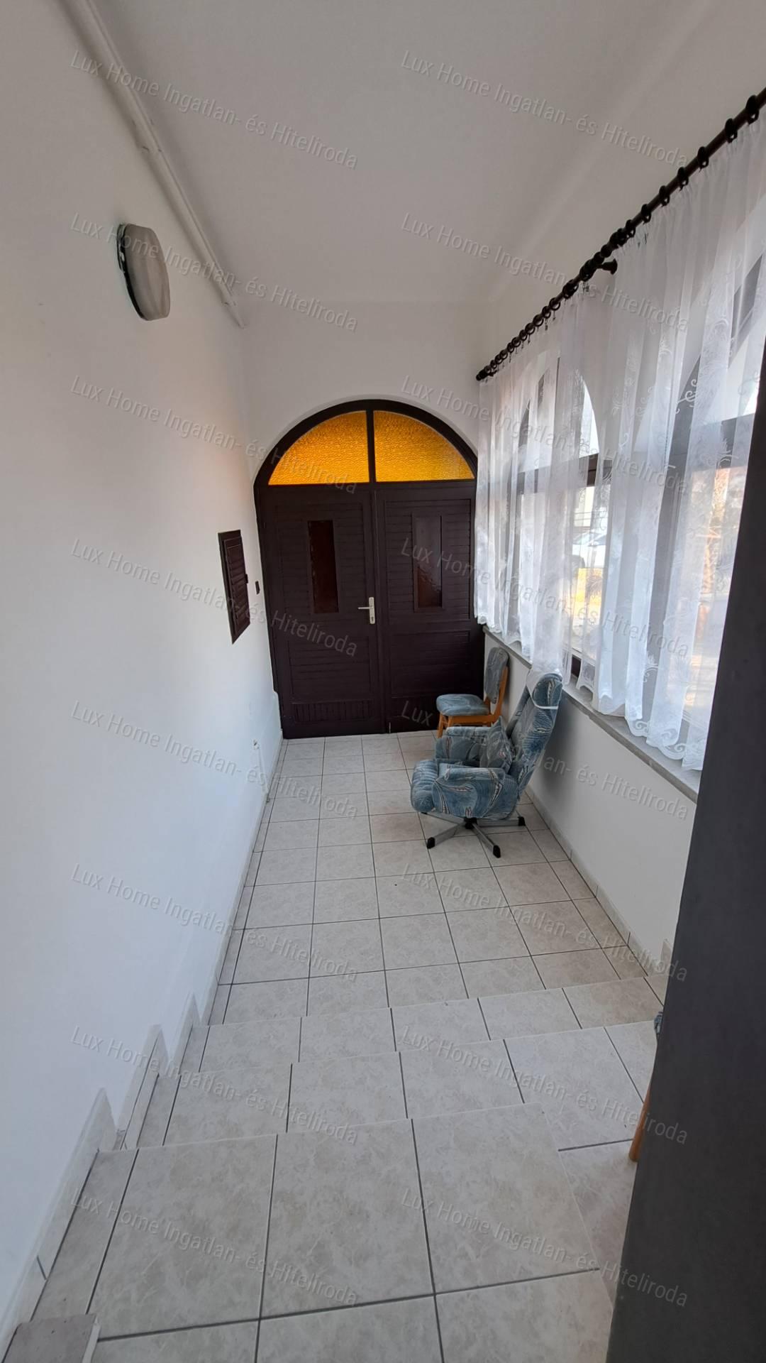 Eladó Oroszlányon 2 szoba +nappalis, kétszintes ház  872 m²-es telken