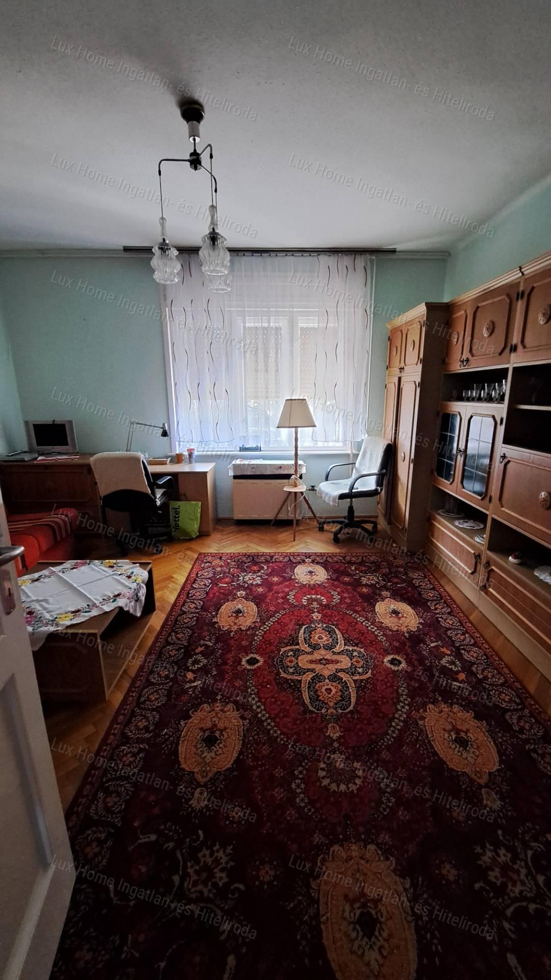 Eladó Oroszlányon 2 szoba +nappalis, kétszintes ház  872 m²-es telken