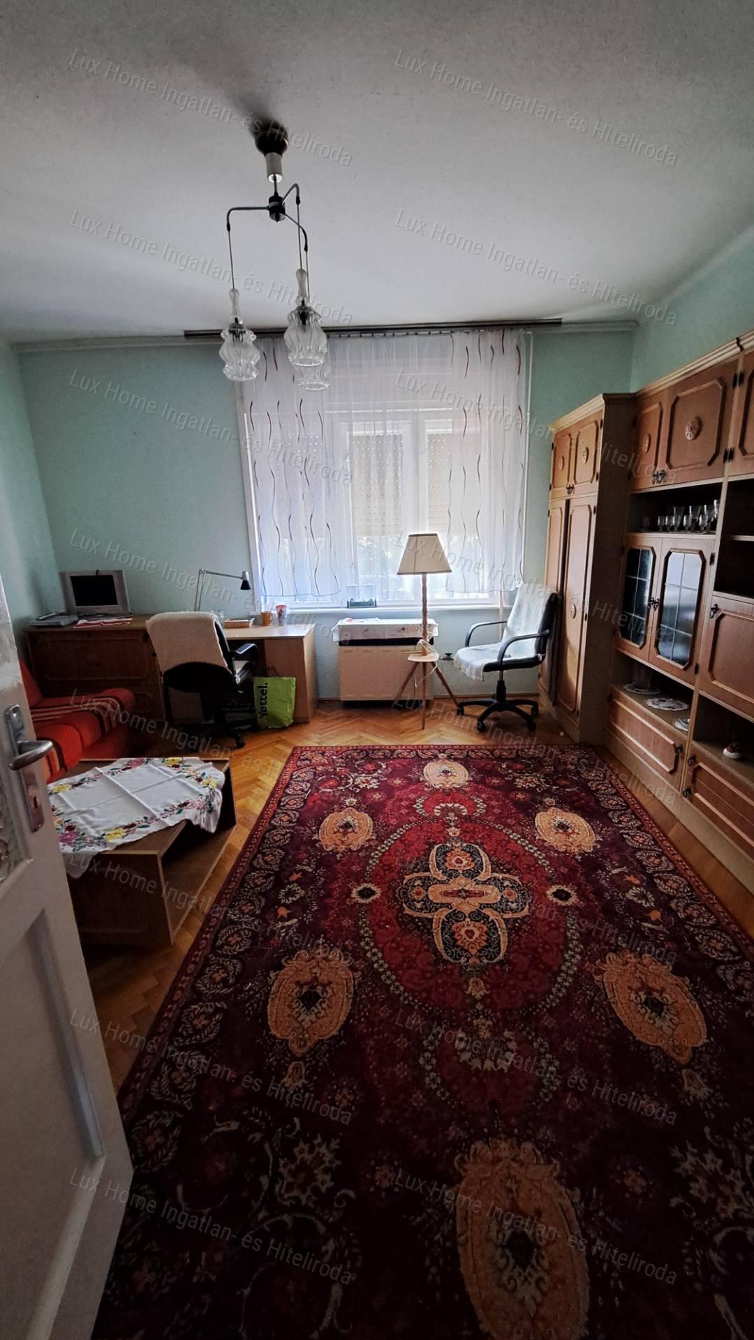 Eladó Oroszlányon 2 szoba +nappalis, kétszintes ház  872 m²-es telken
