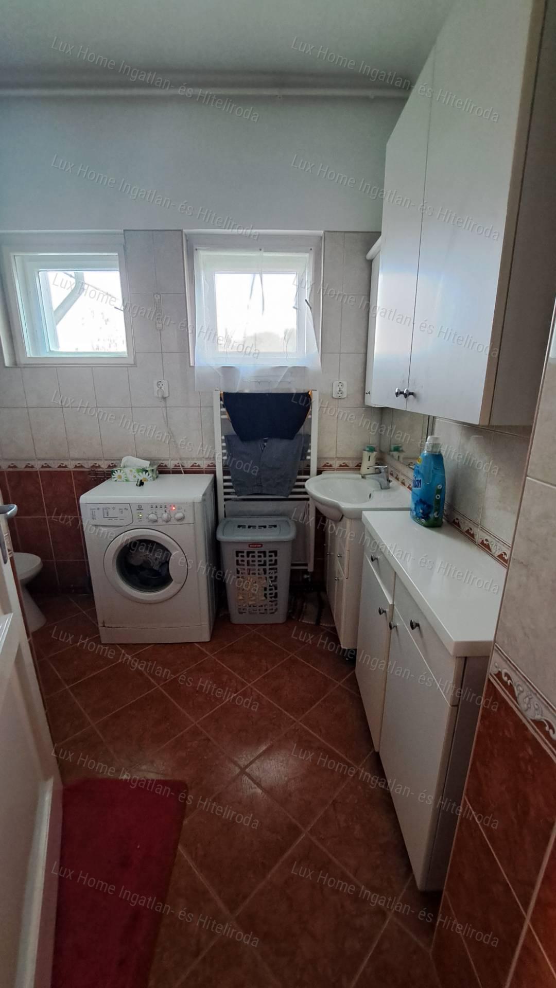 Eladó Oroszlányon 2 szoba +nappalis, kétszintes ház  872 m²-es telken