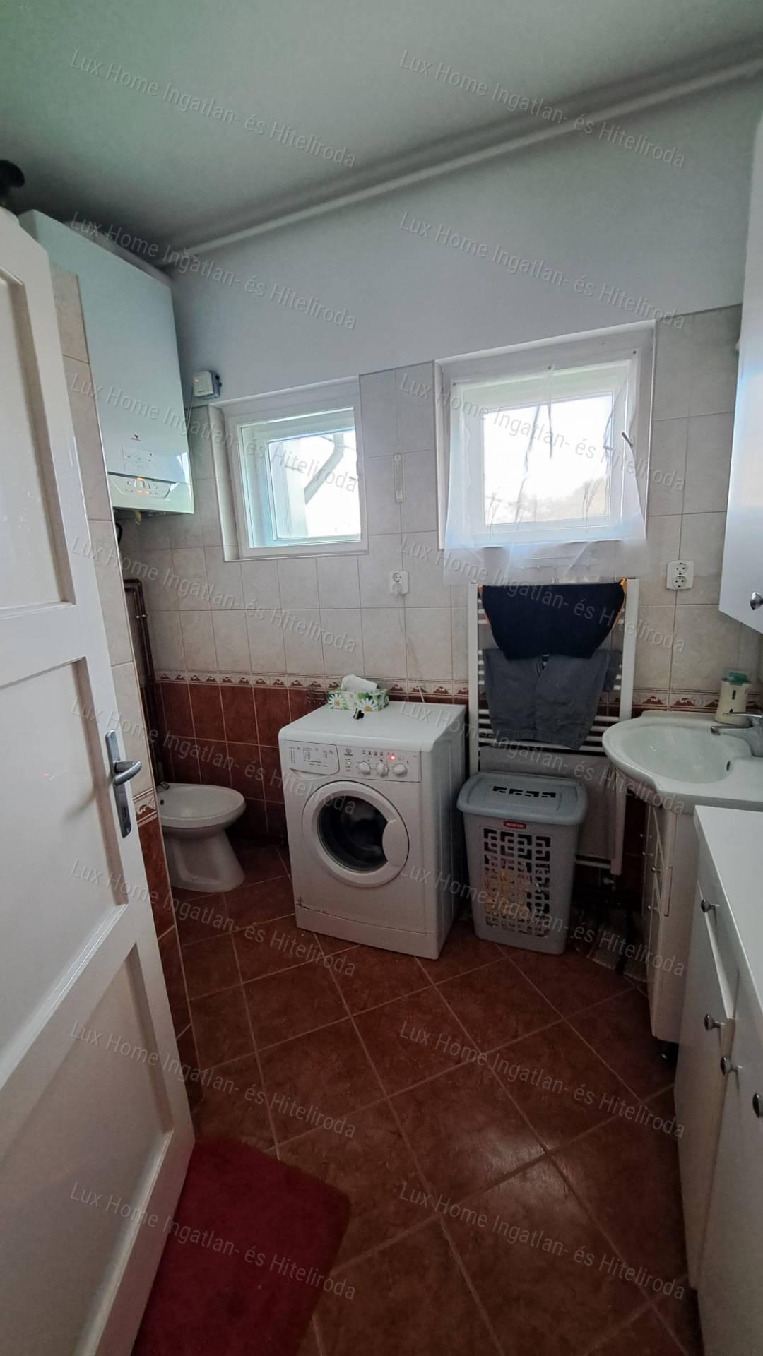 Eladó Oroszlányon 2 szoba +nappalis, kétszintes ház  872 m²-es telken