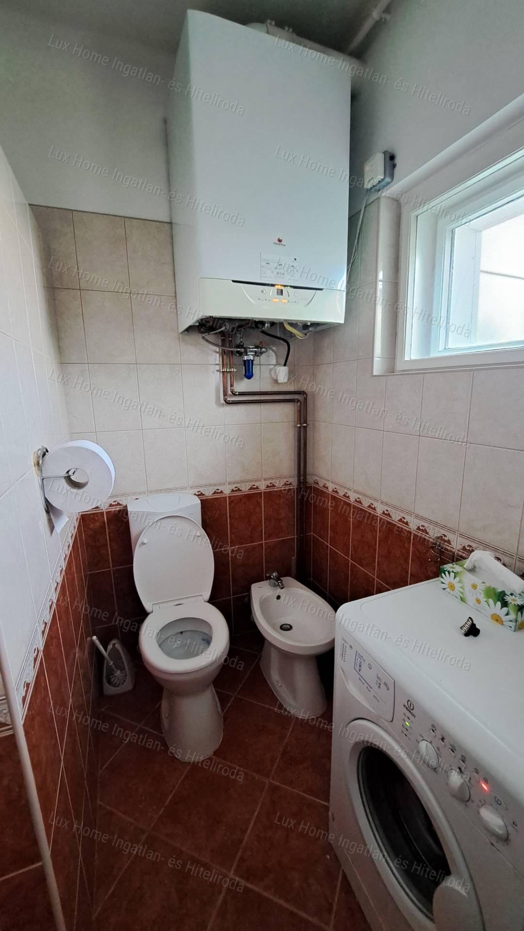 Eladó Oroszlányon 2 szoba +nappalis, kétszintes ház  872 m²-es telken