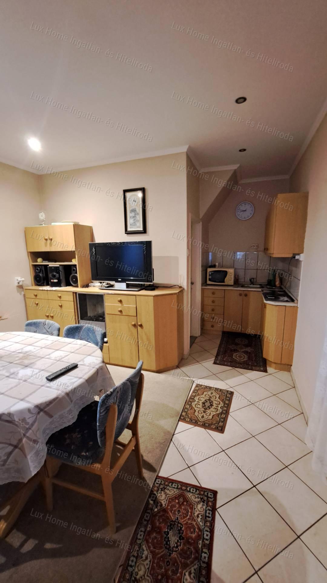 Eladó Oroszlányon 2 szoba +nappalis, kétszintes ház  872 m²-es telken