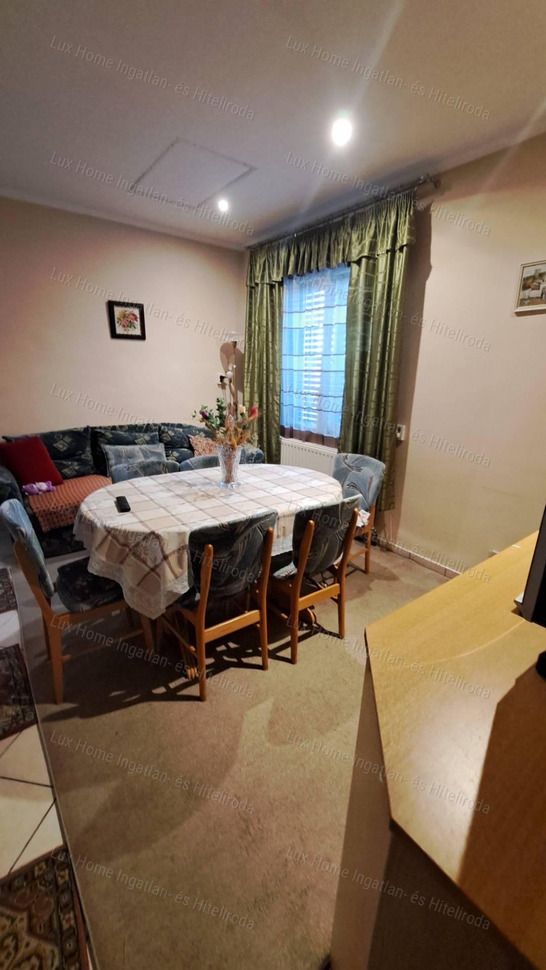 Eladó Oroszlányon 2 szoba +nappalis, kétszintes ház  872 m²-es telken