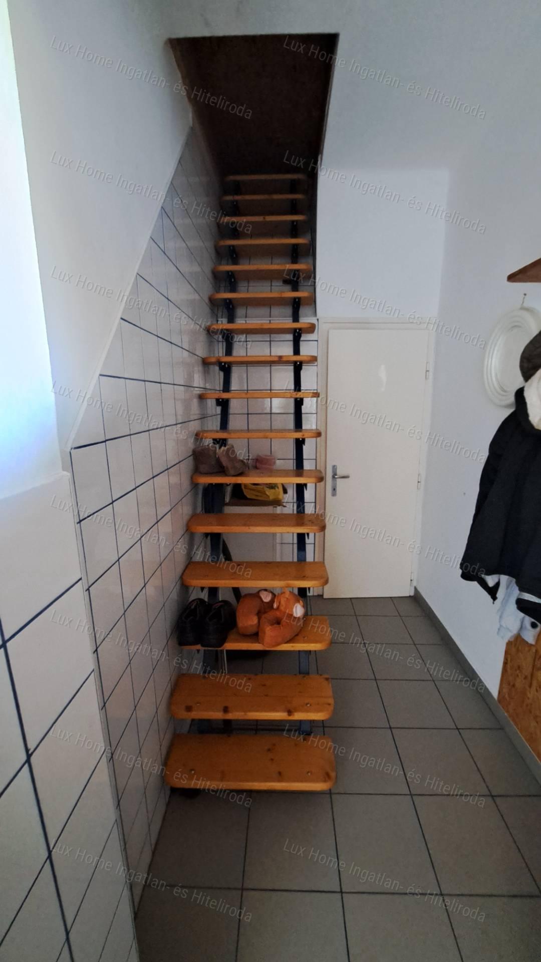 Eladó Oroszlányon 2 szoba +nappalis, kétszintes ház  872 m²-es telken