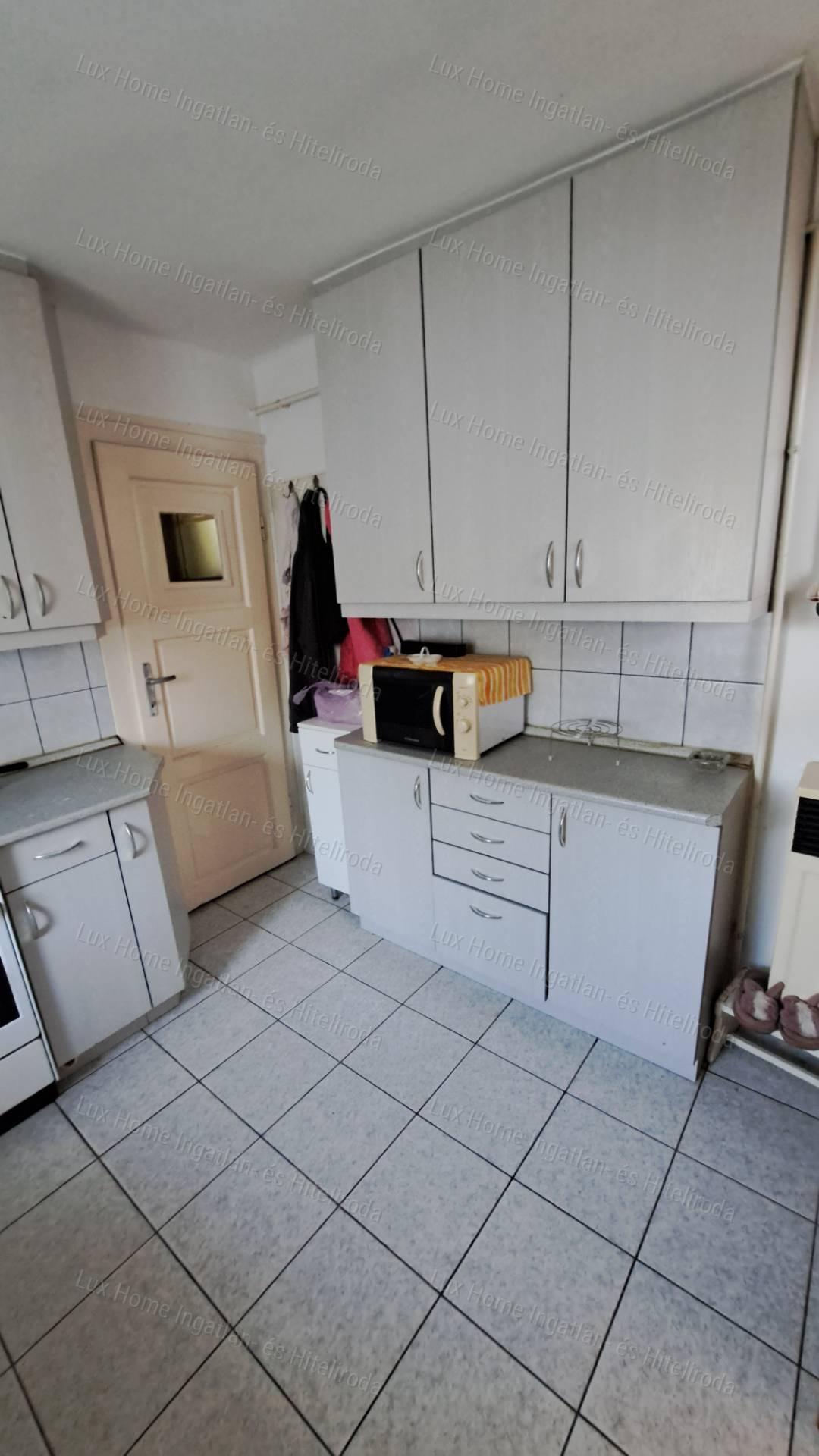 Eladó Oroszlányon 2 szoba +nappalis, kétszintes ház  872 m²-es telken