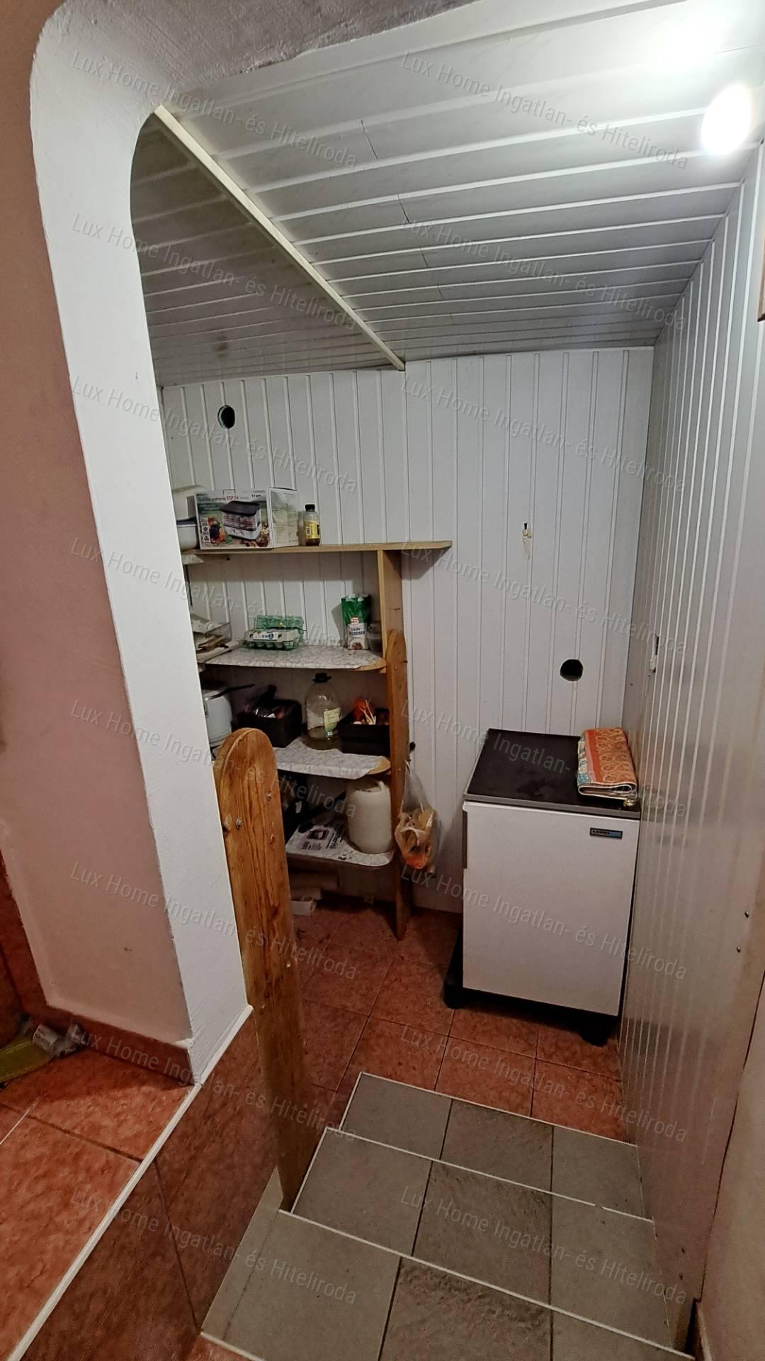 Eladó Oroszlányon 2 szoba +nappalis, kétszintes ház  872 m²-es telken