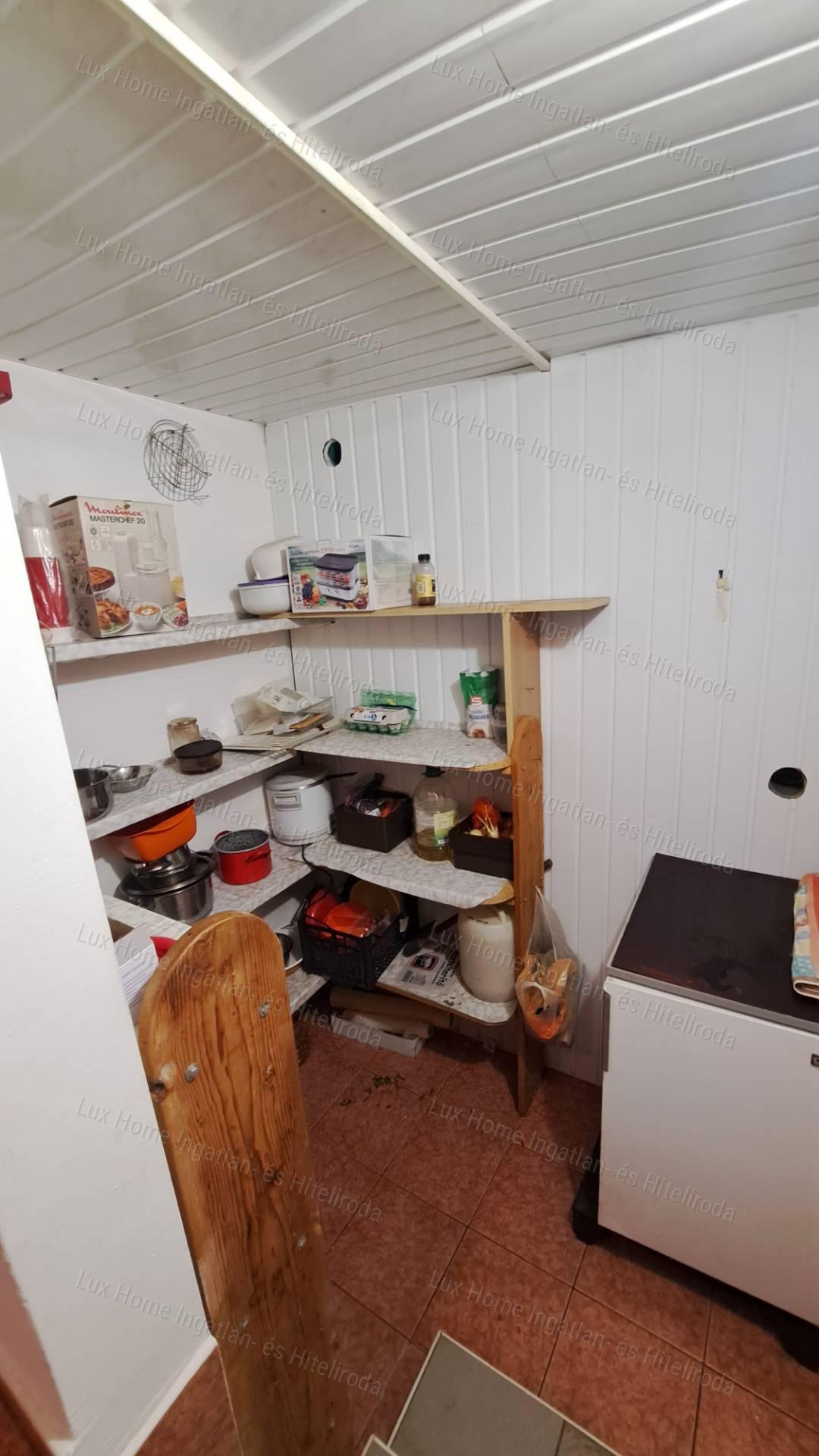 Eladó Oroszlányon 2 szoba +nappalis, kétszintes ház  872 m²-es telken