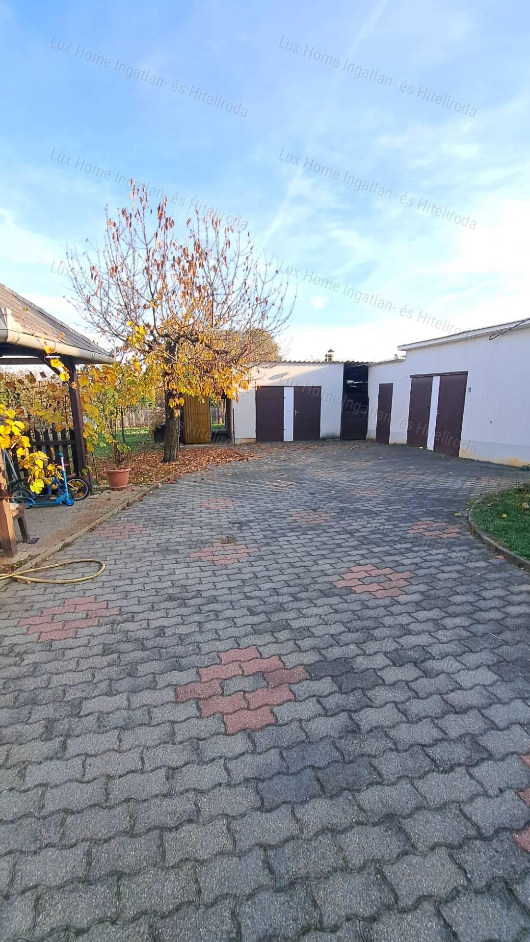 Eladó Oroszlányon 2 szoba +nappalis, kétszintes ház  872 m²-es telken