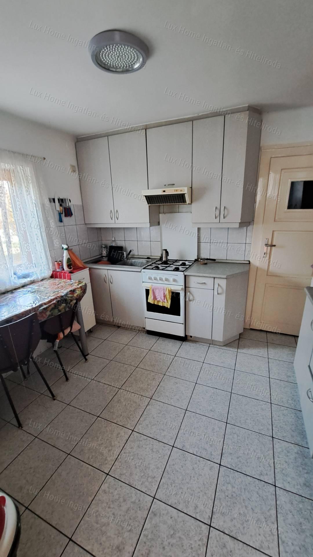 Eladó Oroszlányon 2 szoba +nappalis, kétszintes ház  872 m²-es telken