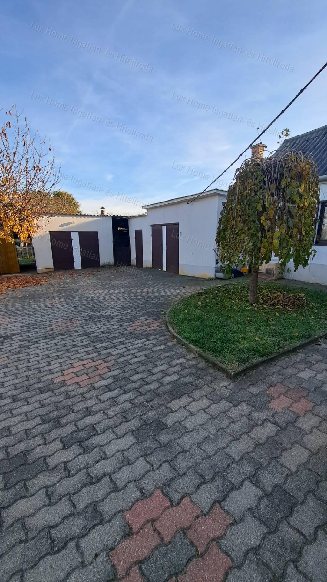 Eladó Oroszlányon 2 szoba +nappalis, kétszintes ház  872 m²-es telken