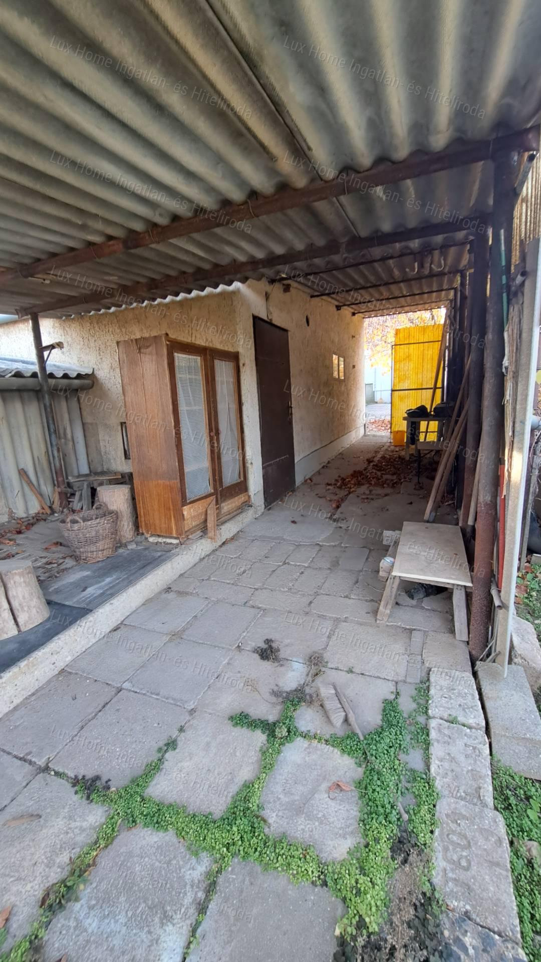 Eladó Oroszlányon 2 szoba +nappalis, kétszintes ház  872 m²-es telken