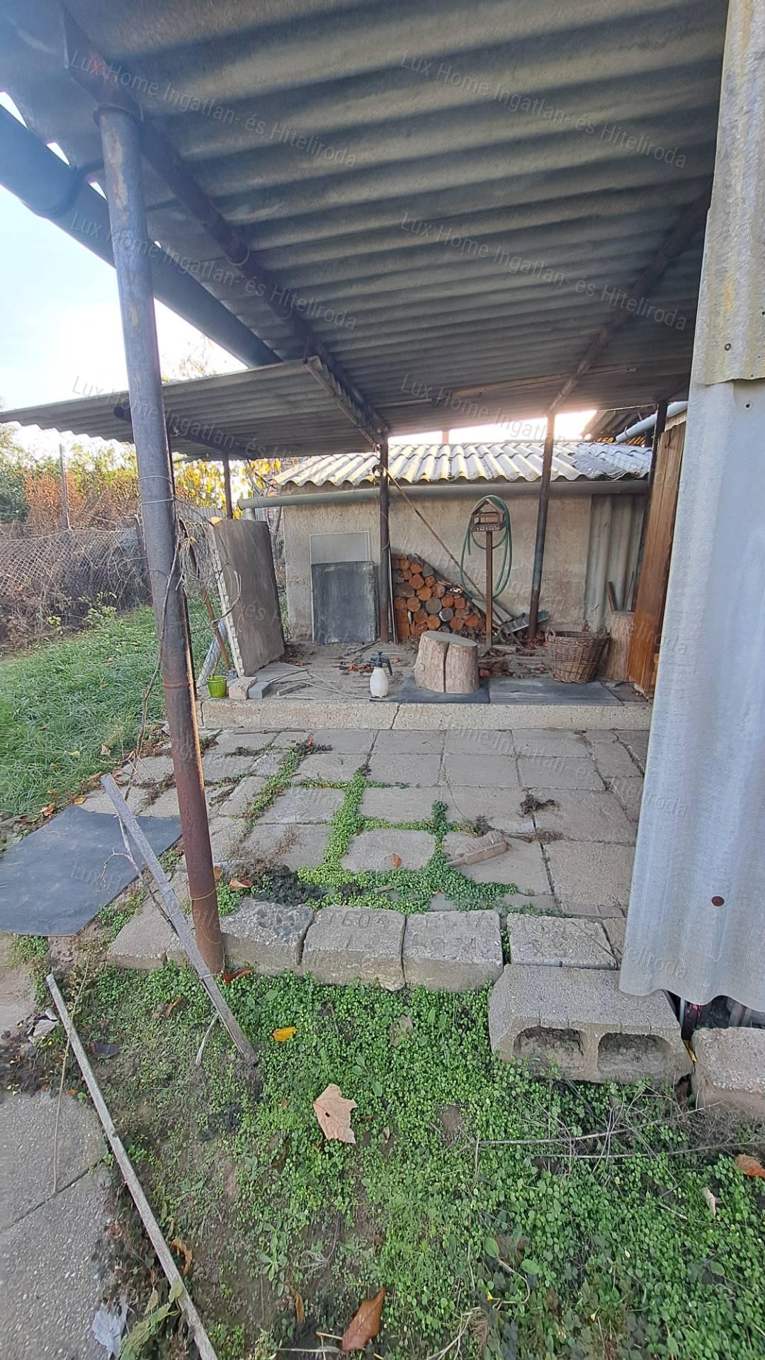 Eladó Oroszlányon 2 szoba +nappalis, kétszintes ház  872 m²-es telken